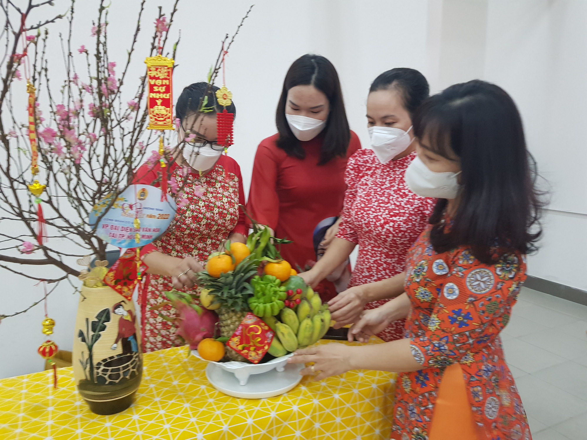 Người lao động khó khăn vui Tết - Ảnh 1.