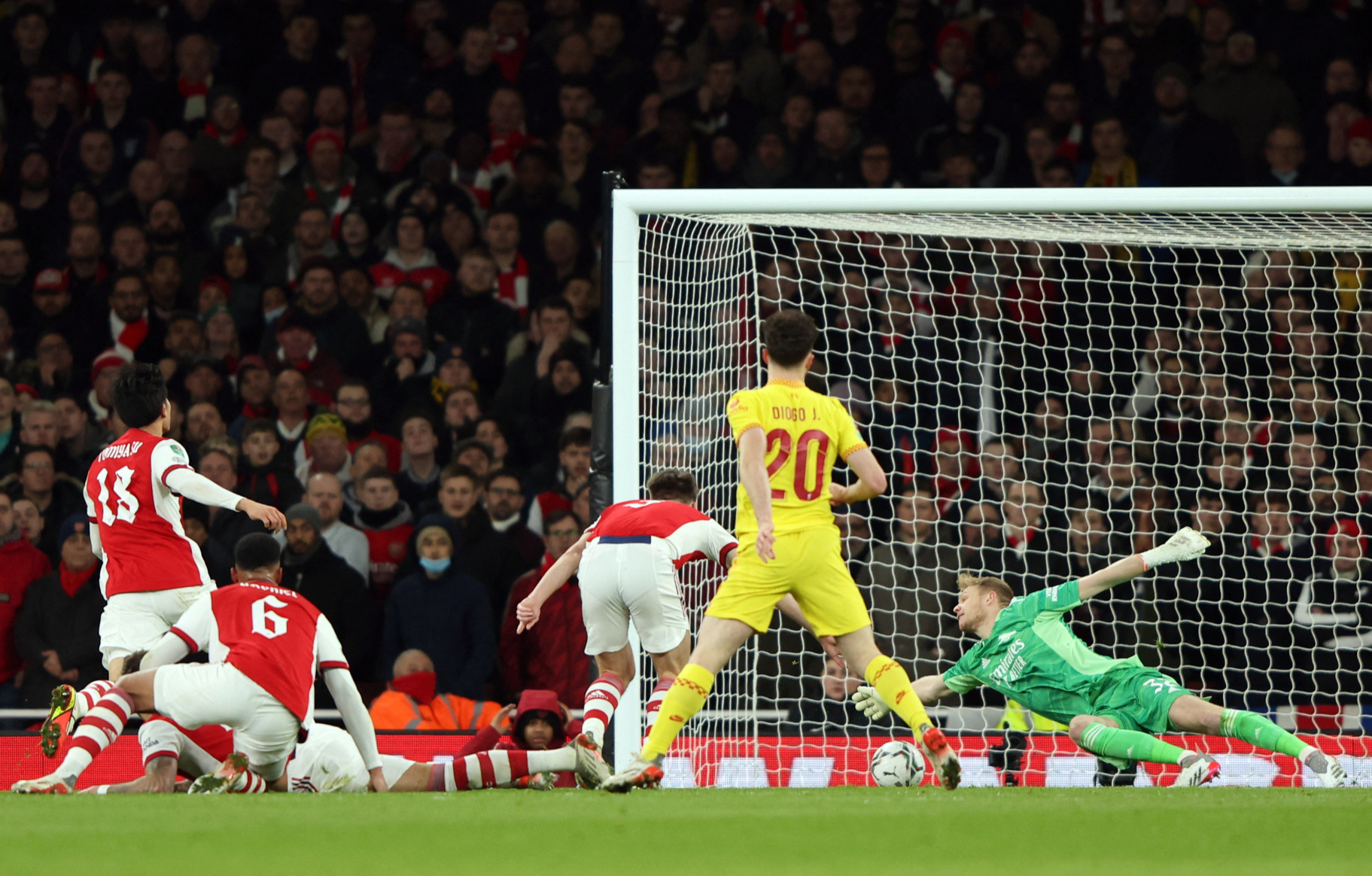 Sao Bồ Đ&agrave;o Nha tỏa s&aacute;ng, Liverpool hạ Arsenal v&agrave;o chung kết League Cup - Ảnh 2.