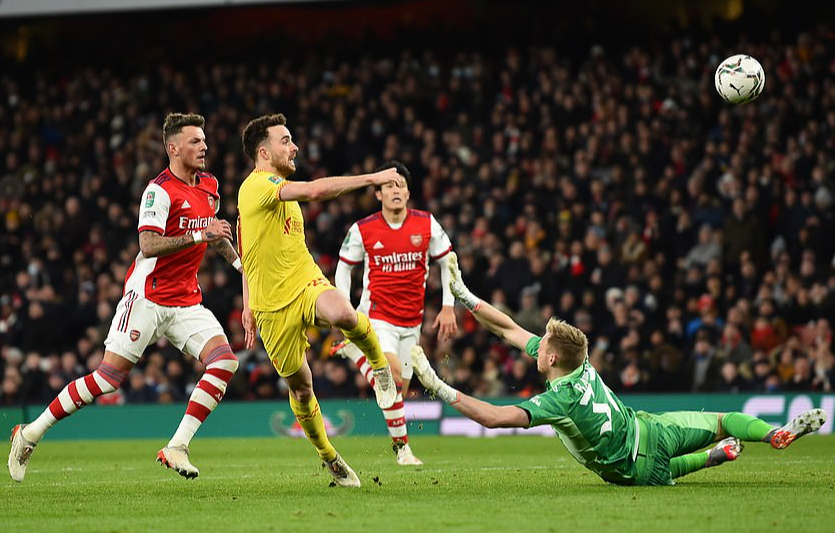 Sao Bồ Đ&agrave;o Nha tỏa s&aacute;ng, Liverpool hạ Arsenal v&agrave;o chung kết League Cup - Ảnh 4.