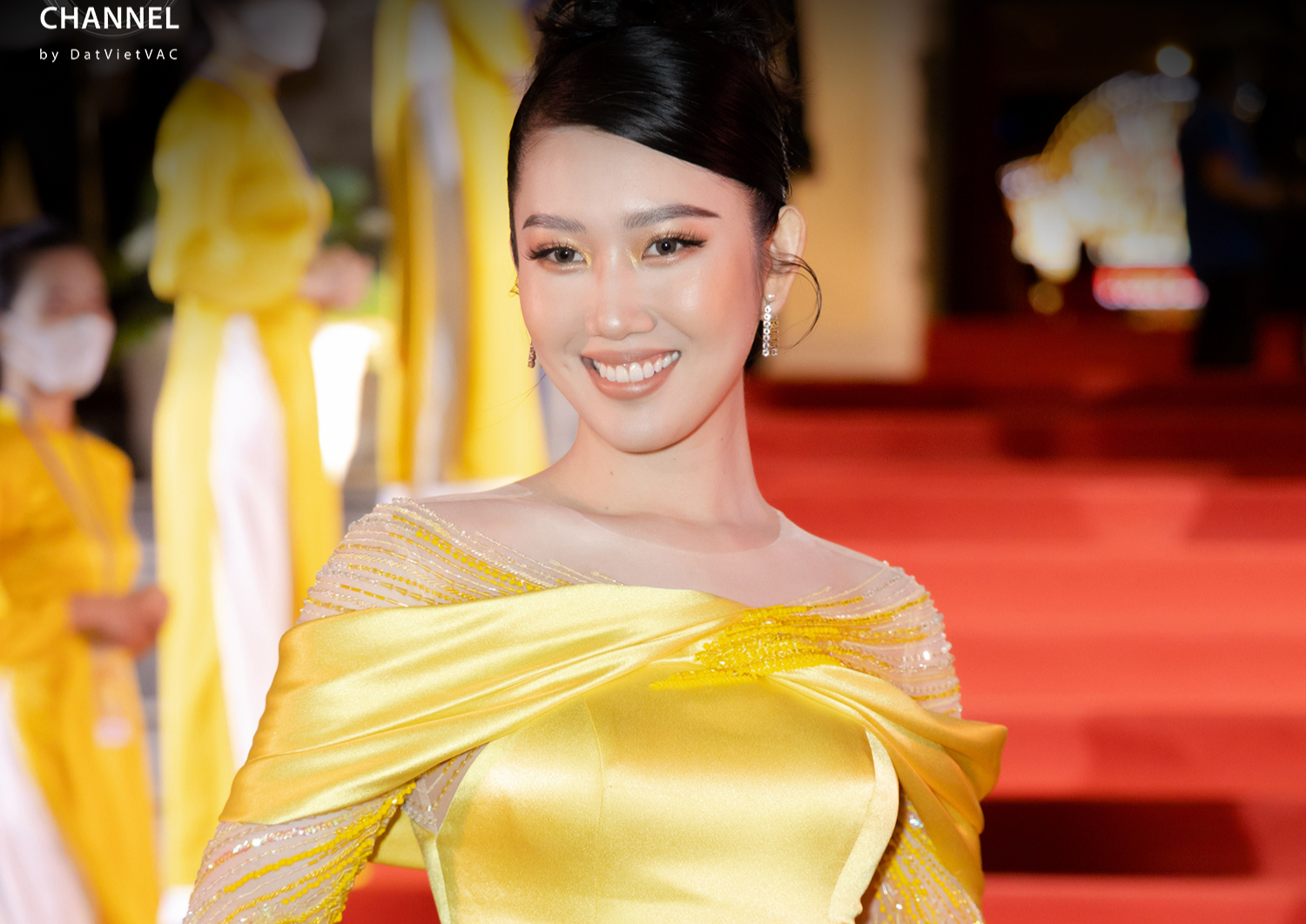 Thúy Ngân “vỡ òa cảm xúc” lần 2 nhận tượng Mai Vàng!