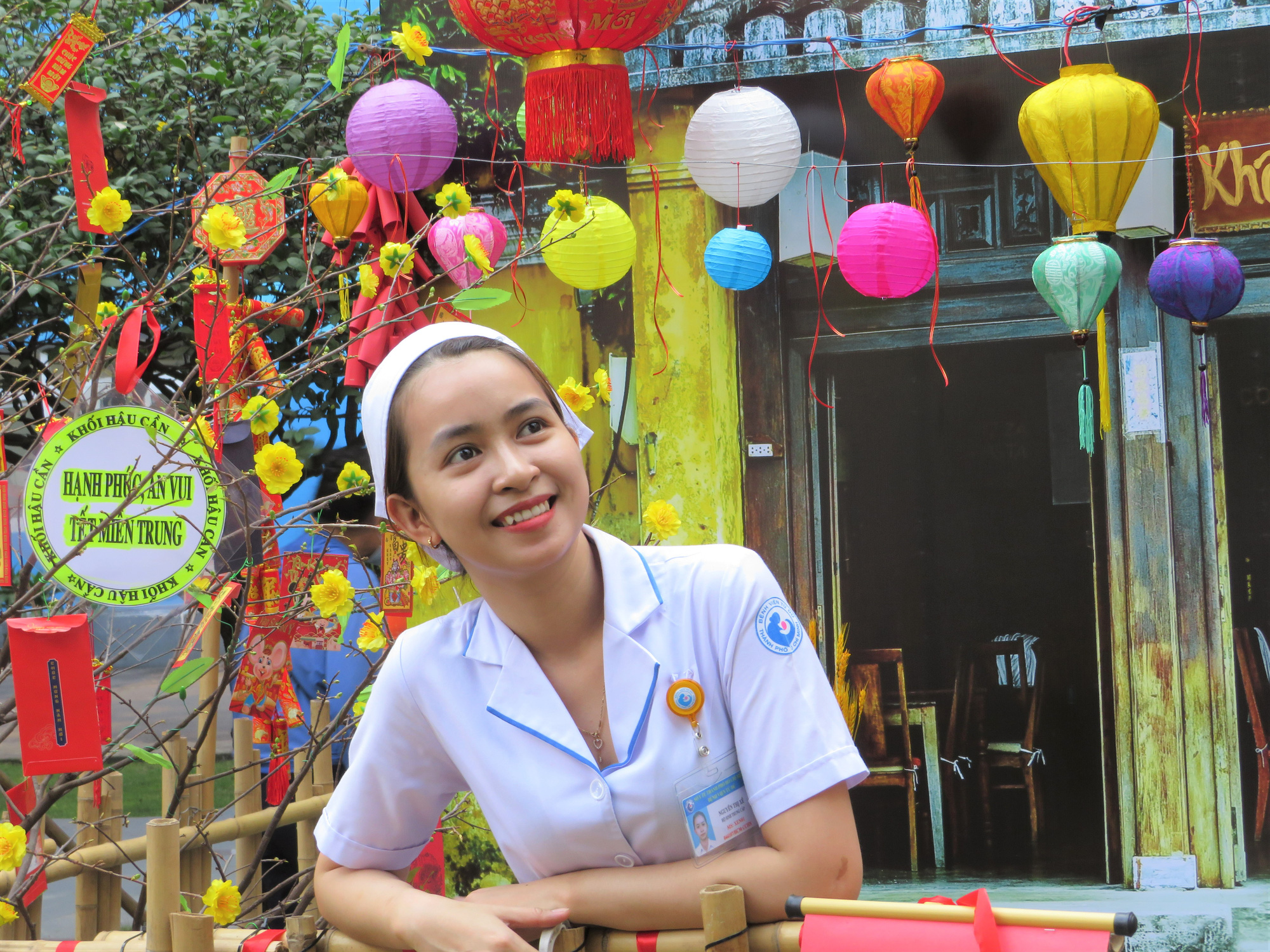 Theo ch&acirc;n thi&ecirc;n thần &aacute;o trắng check-in đường hoa độc đ&aacute;o giữa l&ograve;ng quận 1 - Ảnh 7.