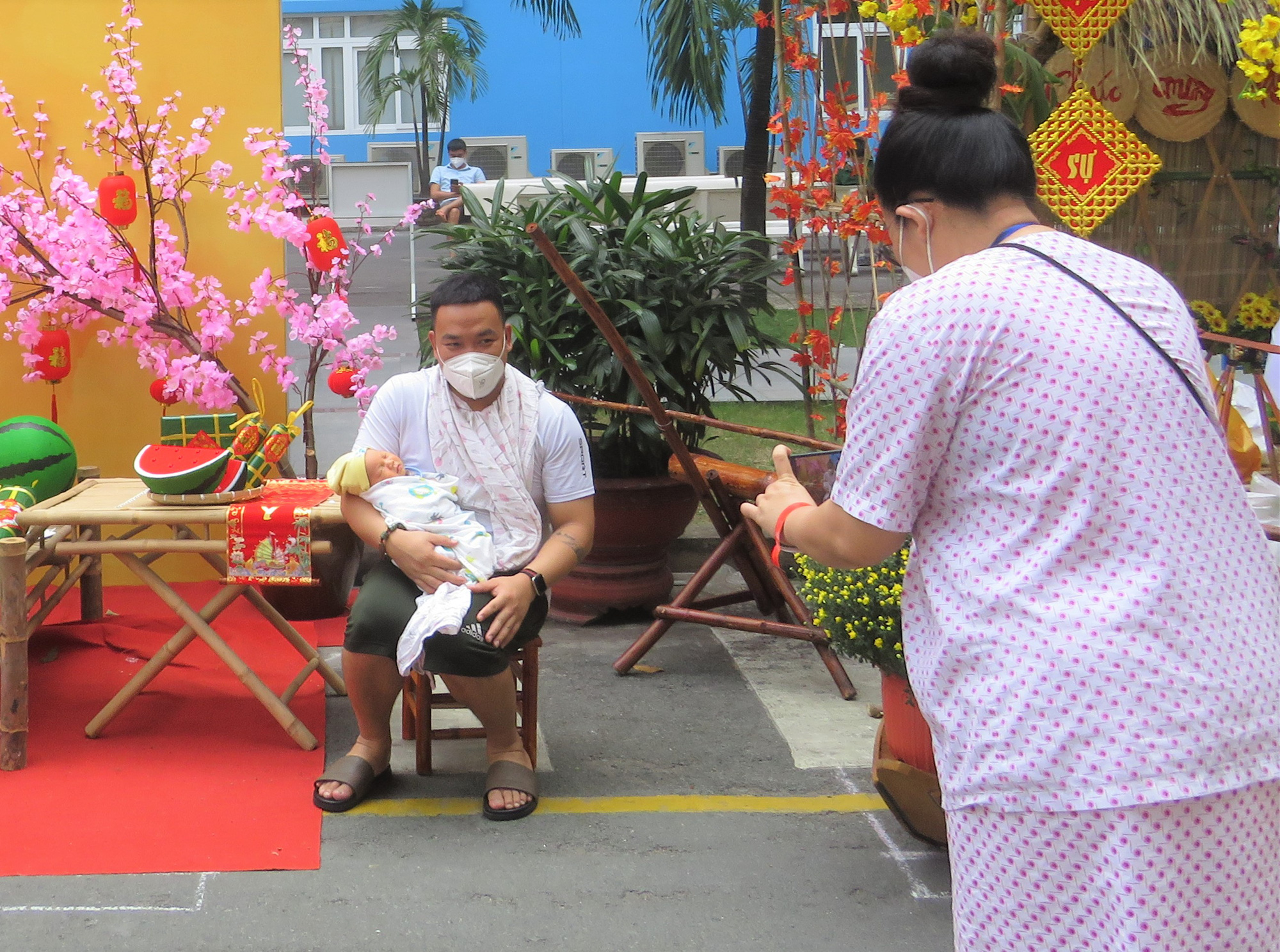 Theo ch&acirc;n thi&ecirc;n thần &aacute;o trắng check-in đường hoa độc đ&aacute;o giữa l&ograve;ng quận 1 - Ảnh 10.