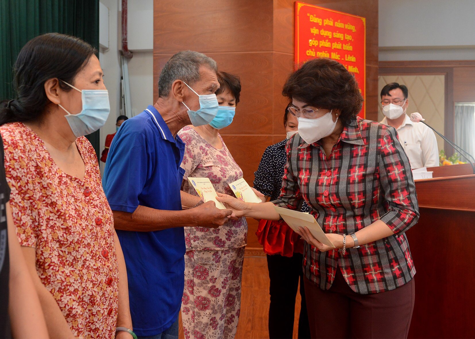 Ông Trương Hòa Bình trao 400 phần quà Tết cho đồng bào dân tộc thiểu số ở TP HCM - Ảnh 2.