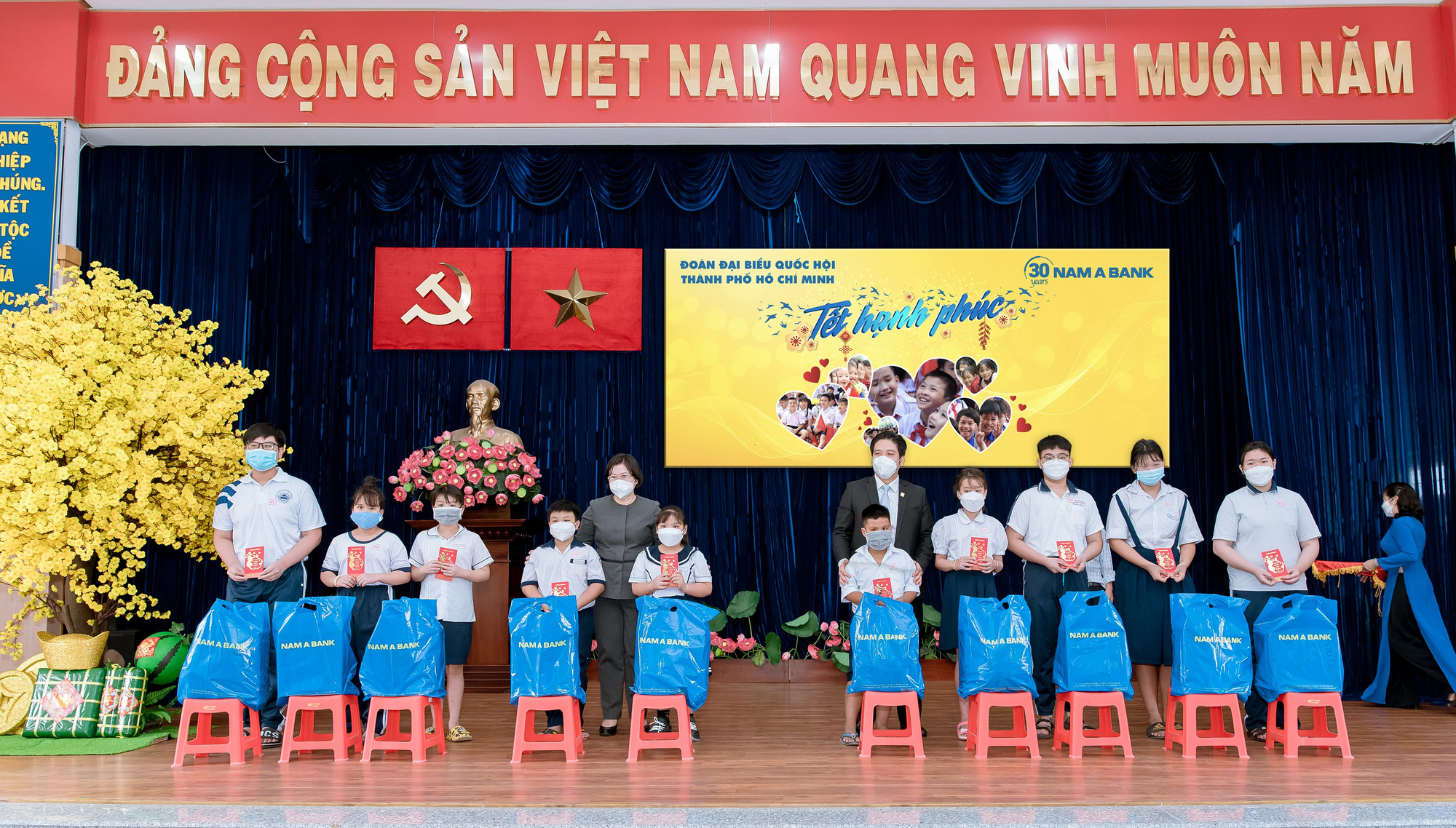 NAM A BANK mang tết hạnh ph&uacute;c đến những mảnh đời kh&oacute; khăn - Ảnh 1.