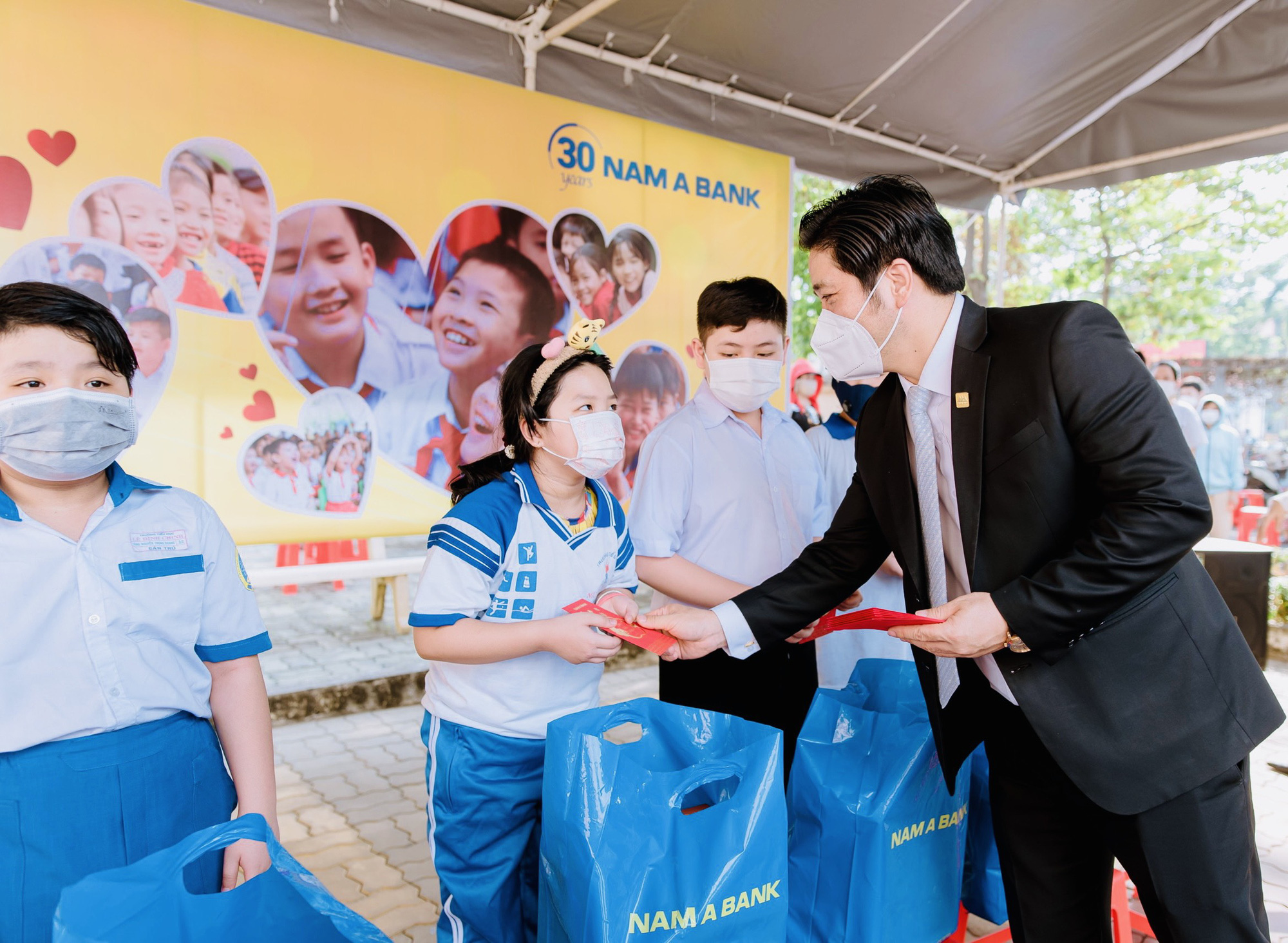 NAM A BANK mang tết hạnh ph&uacute;c đến những mảnh đời kh&oacute; khăn - Ảnh 2.