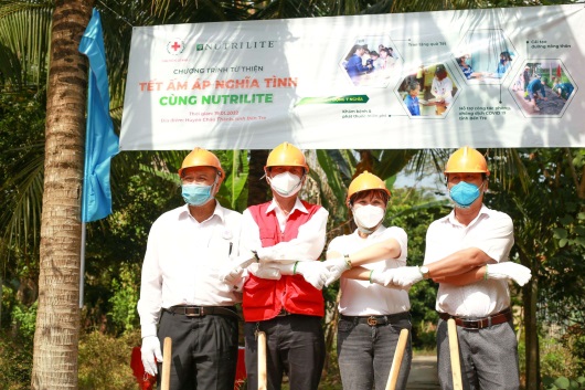 250 người d&acirc;n Bến Tre được kh&aacute;m bệnh miễn ph&iacute; - Ảnh 2.
