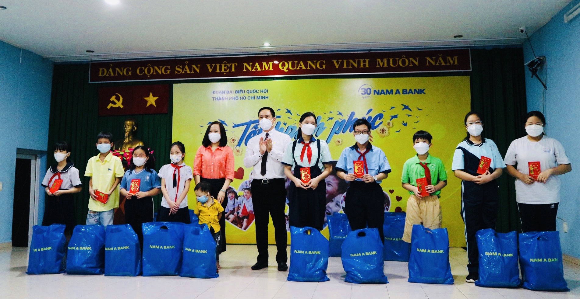 NAM A BANK mang tết hạnh ph&uacute;c đến những mảnh đời kh&oacute; khăn - Ảnh 4.