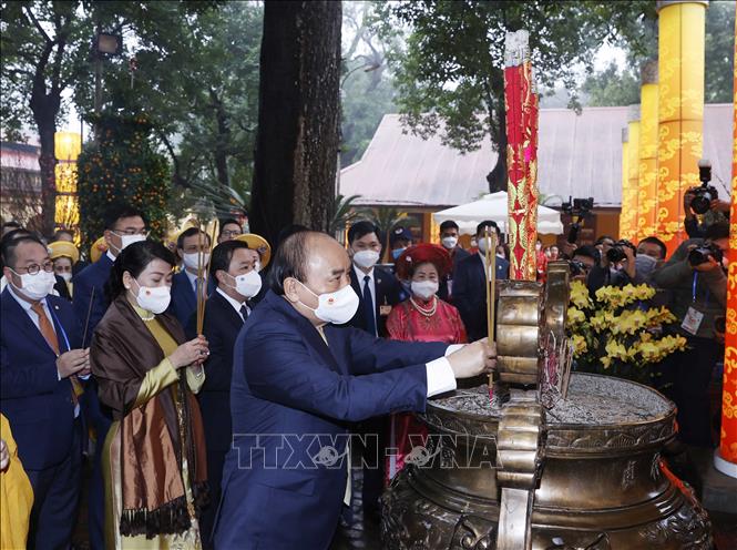 Chủ tịch nước cùng bà con kiều bào dâng hương điện Kính Thiên, thả cá tại Ao cá Bác Hồ - Ảnh 4.