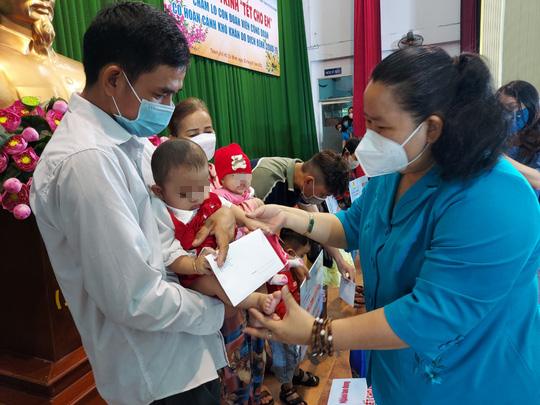 Qu&agrave; Tết &yacute; nghĩa cho con c&ocirc;ng nh&acirc;n, lao động mồ c&ocirc;i v&igrave; dịch Covid-19 - Ảnh 3.