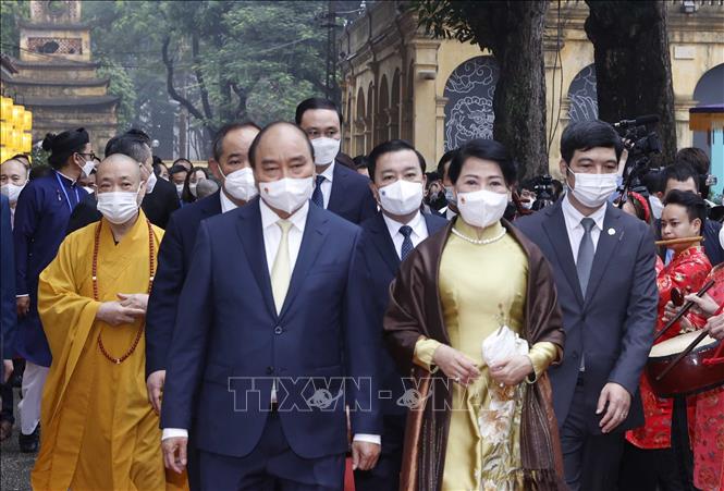 Chủ tịch nước cùng bà con kiều bào dâng hương điện Kính Thiên, thả cá tại Ao cá Bác Hồ - Ảnh 2.