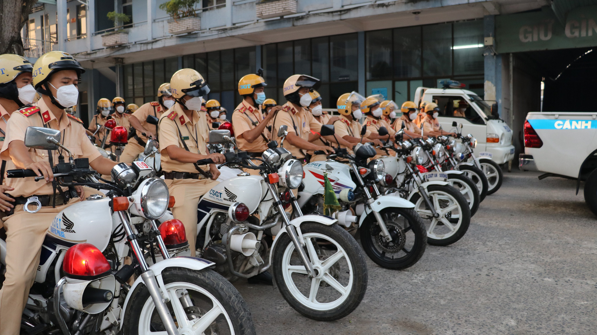 CSGT TP HCM ra quân bảo vệ cửa ngõ thành phố dịp Tết Nguyên đán