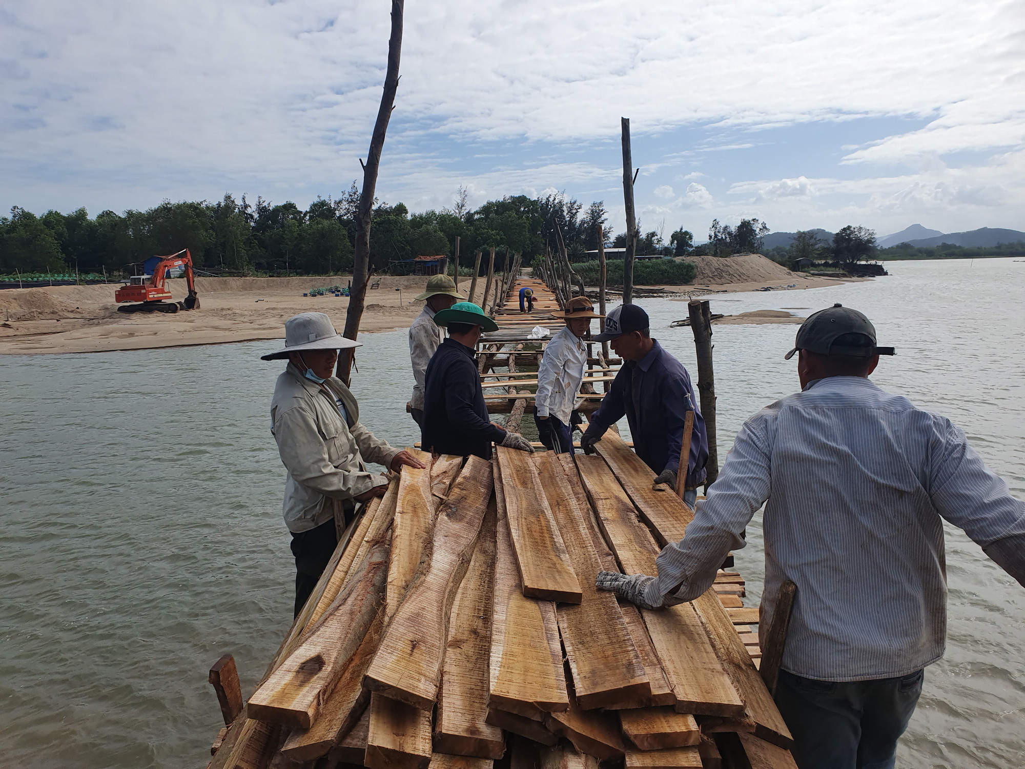 Dựng lại cầu gỗ d&agrave;i nhất Việt Nam đ&oacute;n Tết - Ảnh 2.
