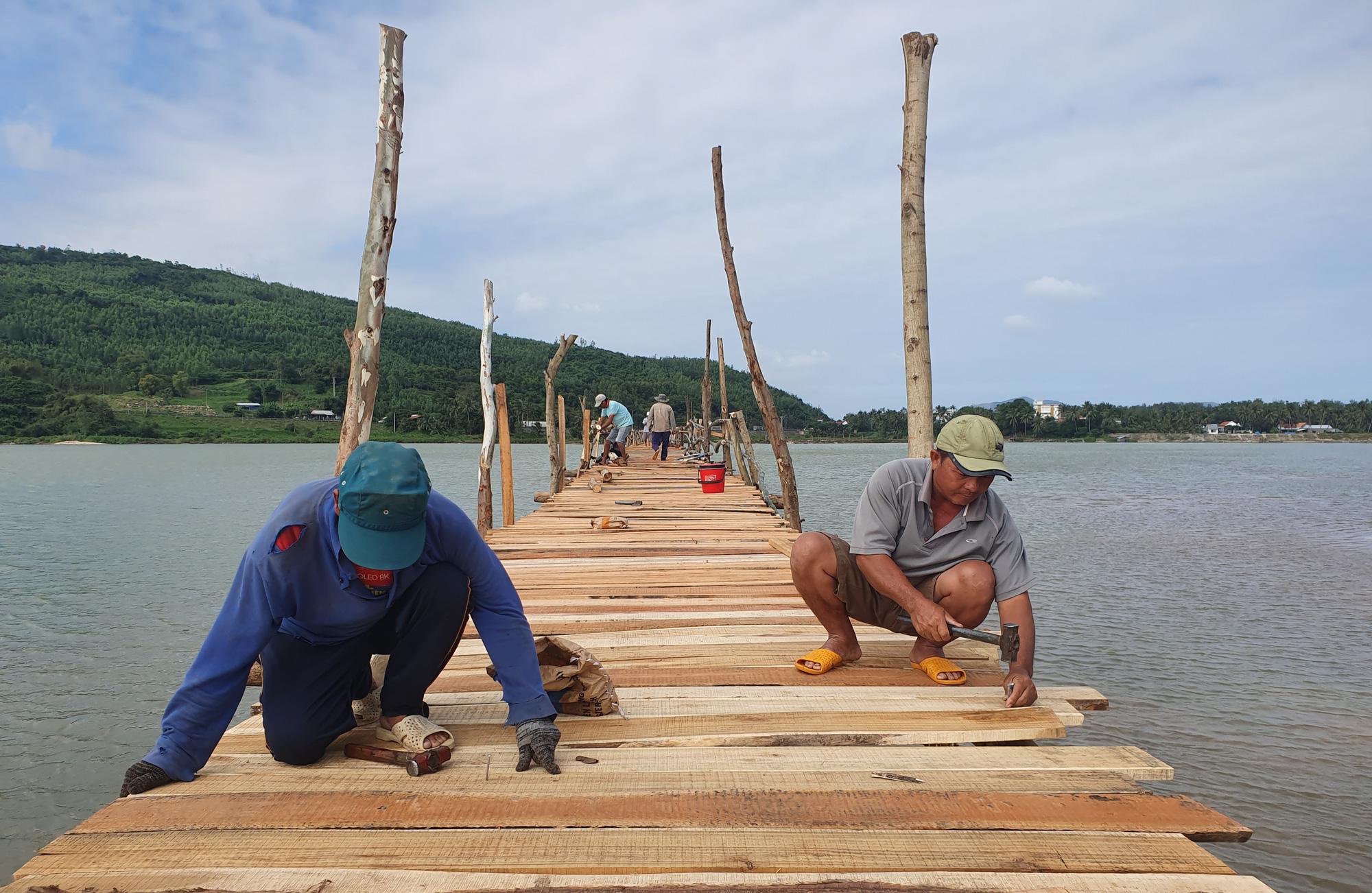 Dựng lại cầu gỗ d&agrave;i nhất Việt Nam đ&oacute;n Tết - Ảnh 6.