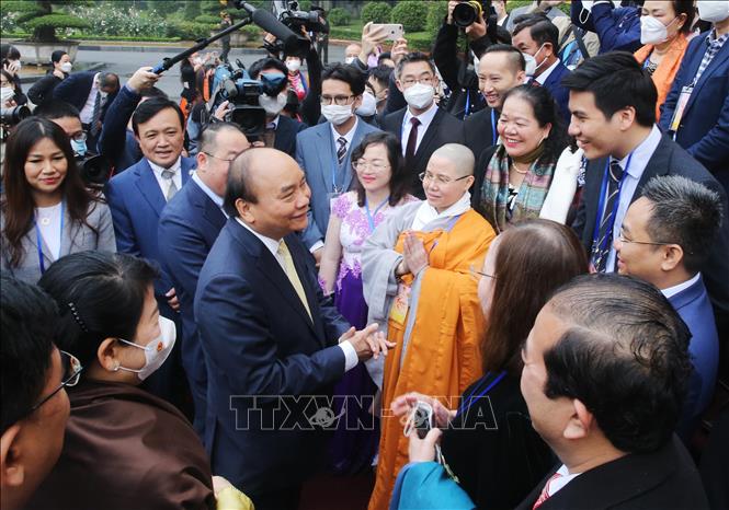 Chủ tịch nước cùng bà con kiều bào dâng hương điện Kính Thiên, thả cá tại Ao cá Bác Hồ - Ảnh 10.
