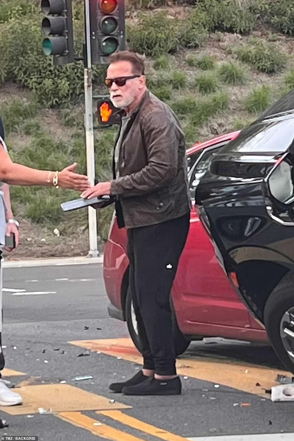 &ldquo;Kẻ hủy diệt&rdquo; Arnold Schwarzenegger gặp tai nạn xe  - Ảnh 6.