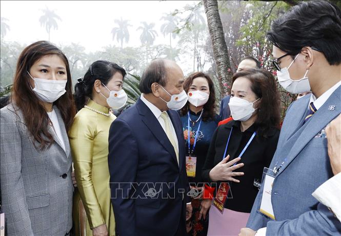 Chủ tịch nước cùng bà con kiều bào dâng hương điện Kính Thiên, thả cá tại Ao cá Bác Hồ - Ảnh 7.