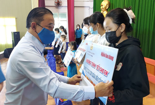 Tết an lành, ấm áp cho con công nhân