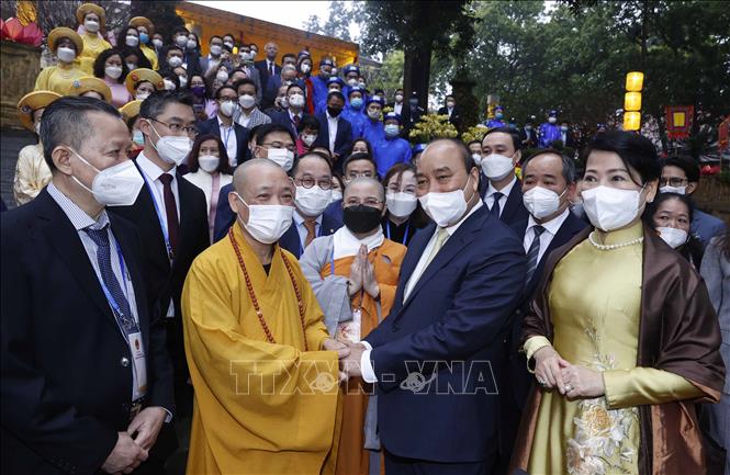 Chủ tịch nước cùng bà con kiều bào dâng hương điện Kính Thiên, thả cá tại Ao cá Bác Hồ - Ảnh 5.
