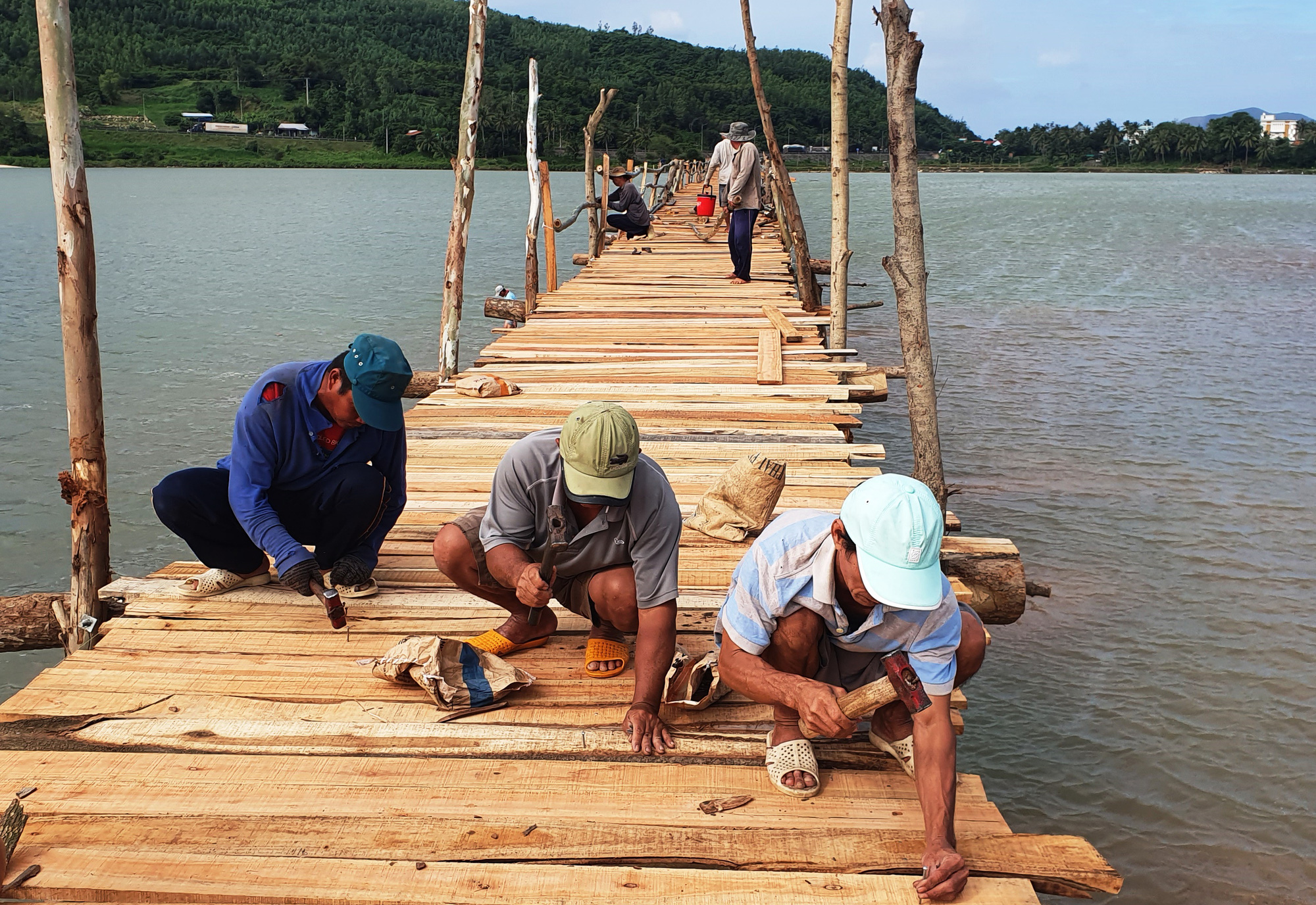 Dựng lại cầu gỗ dài nhất Việt Nam đón Tết