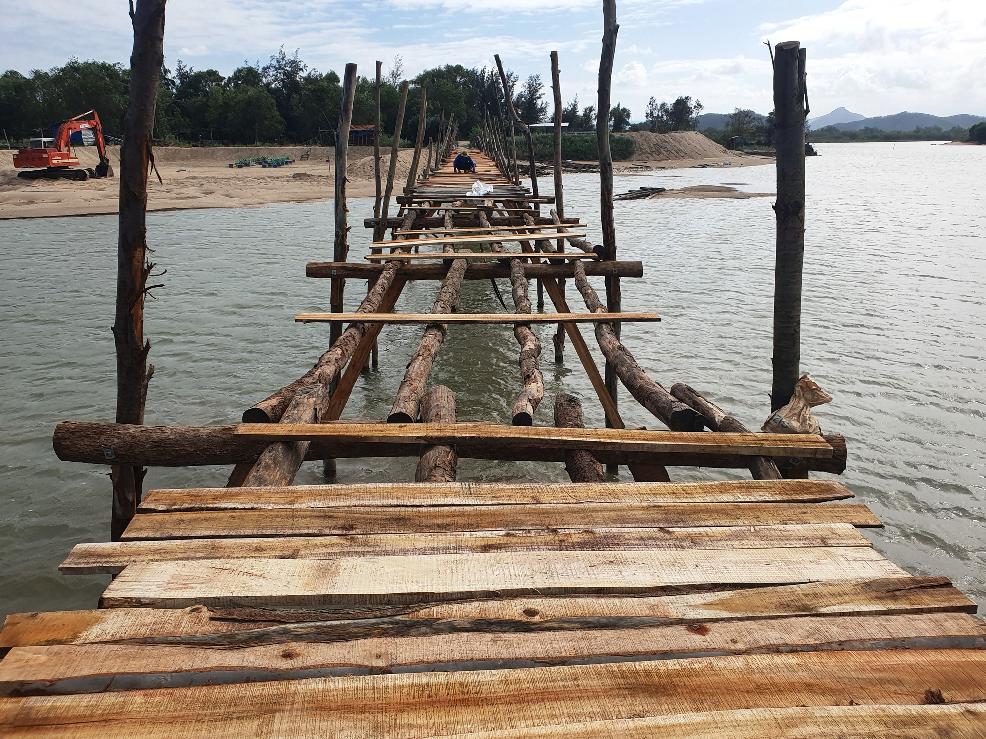 Dựng lại cầu gỗ d&agrave;i nhất Việt Nam đ&oacute;n Tết - Ảnh 3.