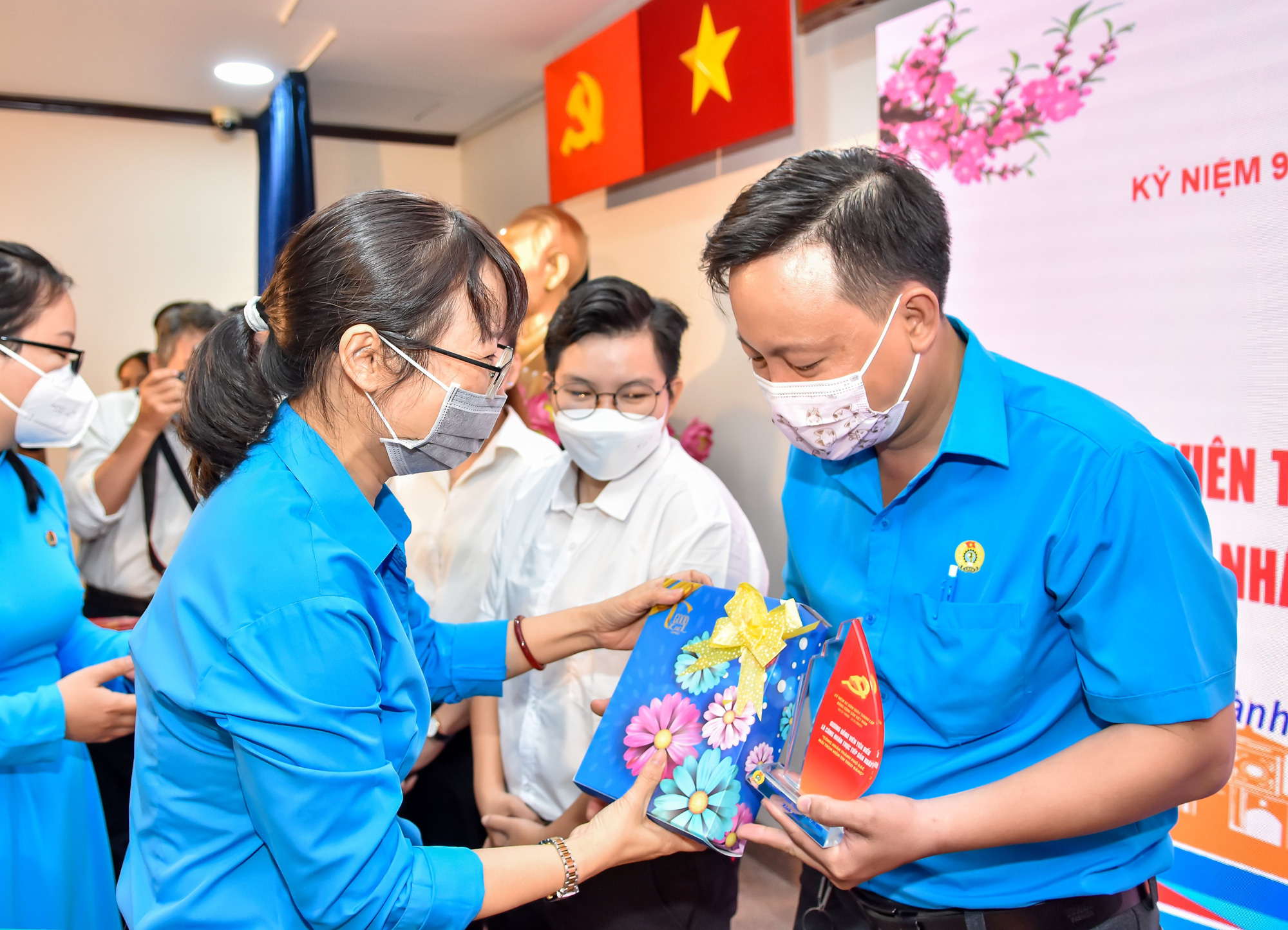C&ocirc;ng nh&acirc;n trực tiếp sản xuất tự h&agrave;o khi được đứng trong h&agrave;ng ngũ Đảng - Ảnh 4.
