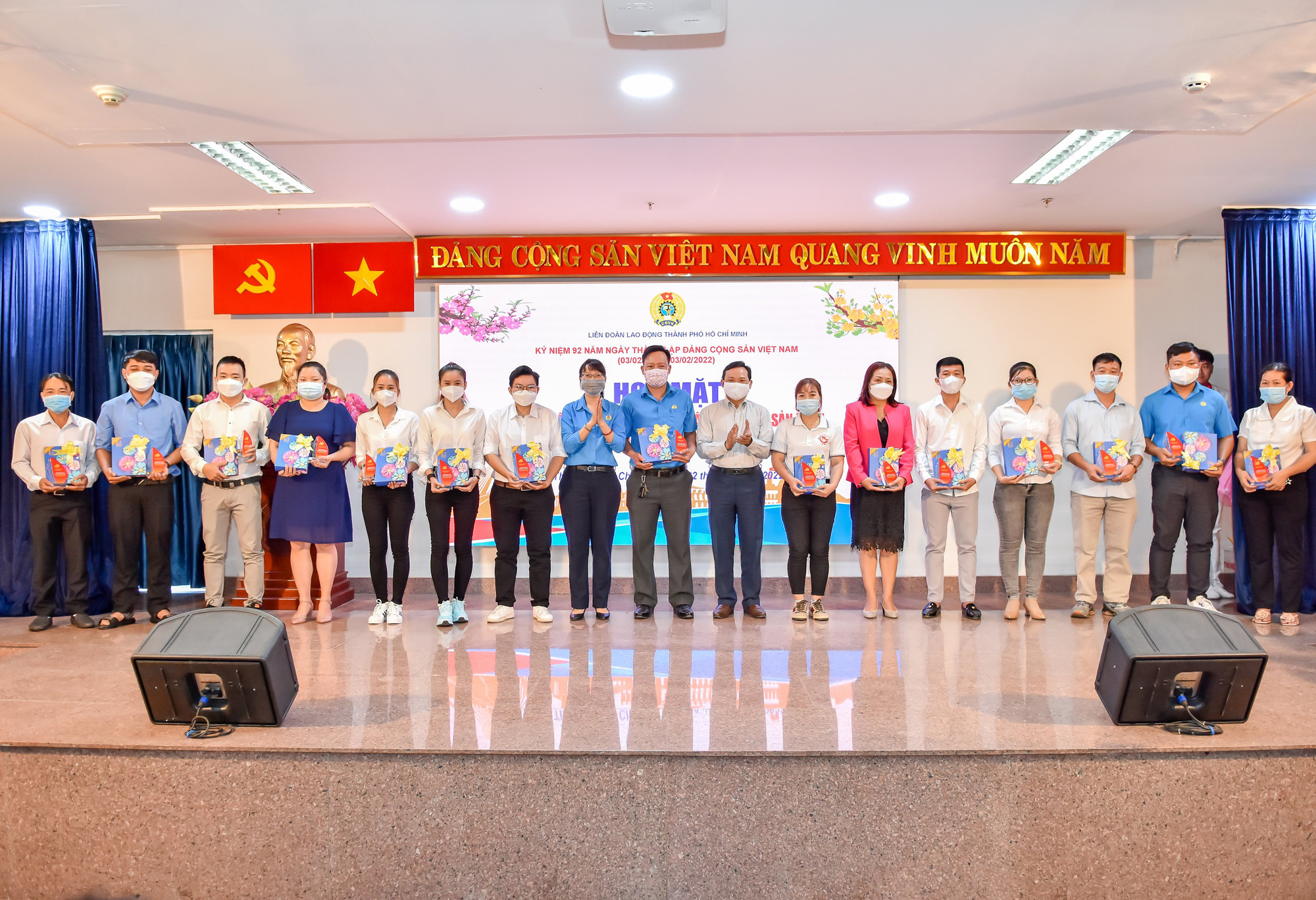 C&ocirc;ng nh&acirc;n trực tiếp sản xuất tự h&agrave;o khi được đứng trong h&agrave;ng ngũ Đảng - Ảnh 9.