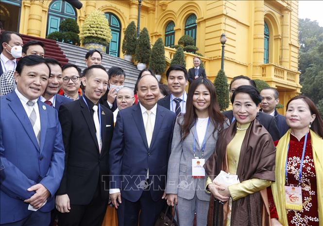 Chủ tịch nước cùng bà con kiều bào dâng hương điện Kính Thiên, thả cá tại Ao cá Bác Hồ - Ảnh 8.