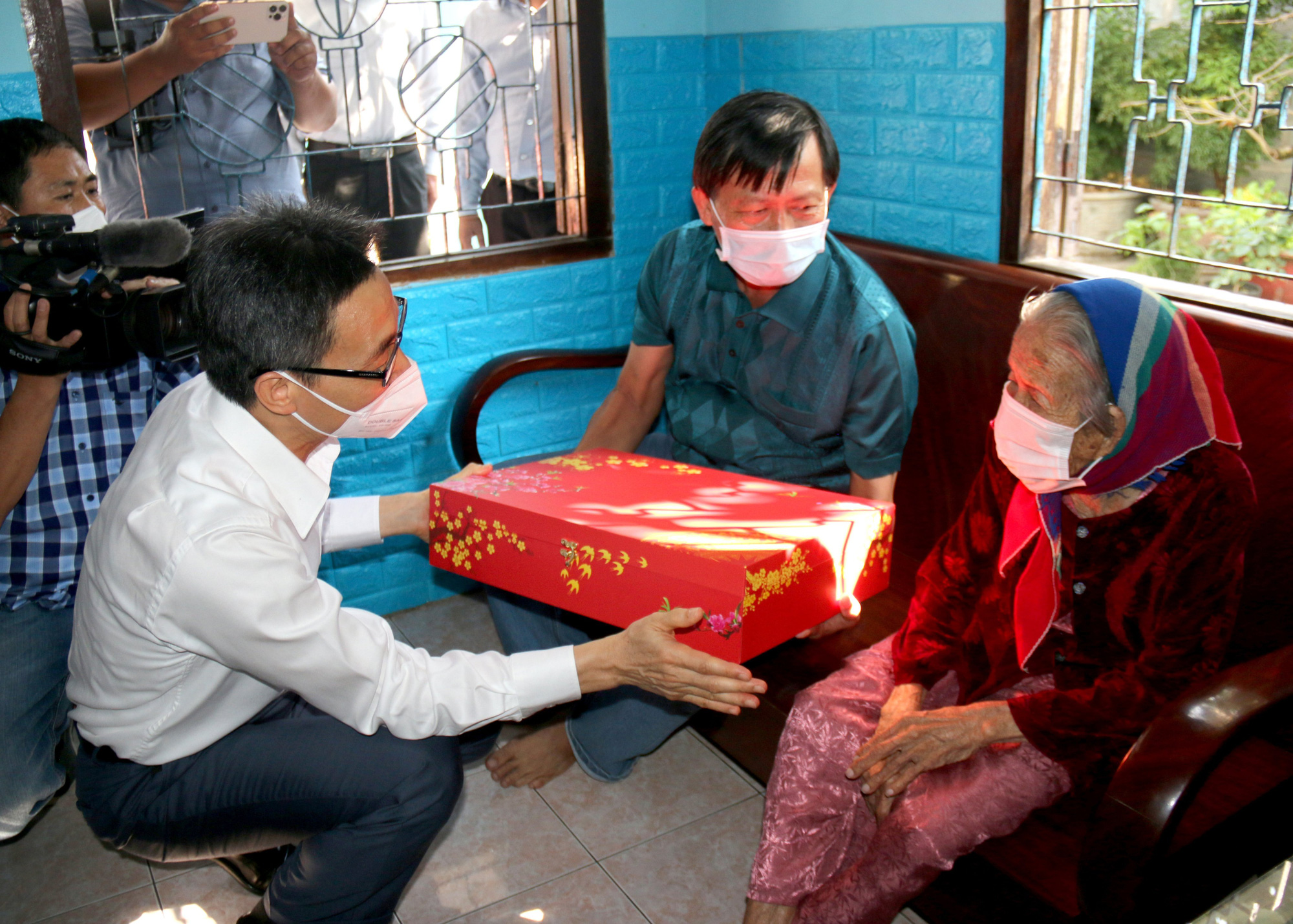 Ph&oacute; Thủ tướng Vũ Đức Đam thăm, tặng qu&agrave; Tết cho gia đ&igrave;nh ch&iacute;nh s&aacute;ch, c&ocirc;ng nh&acirc;n tỉnh B&igrave;nh Thuận - Ảnh 5.