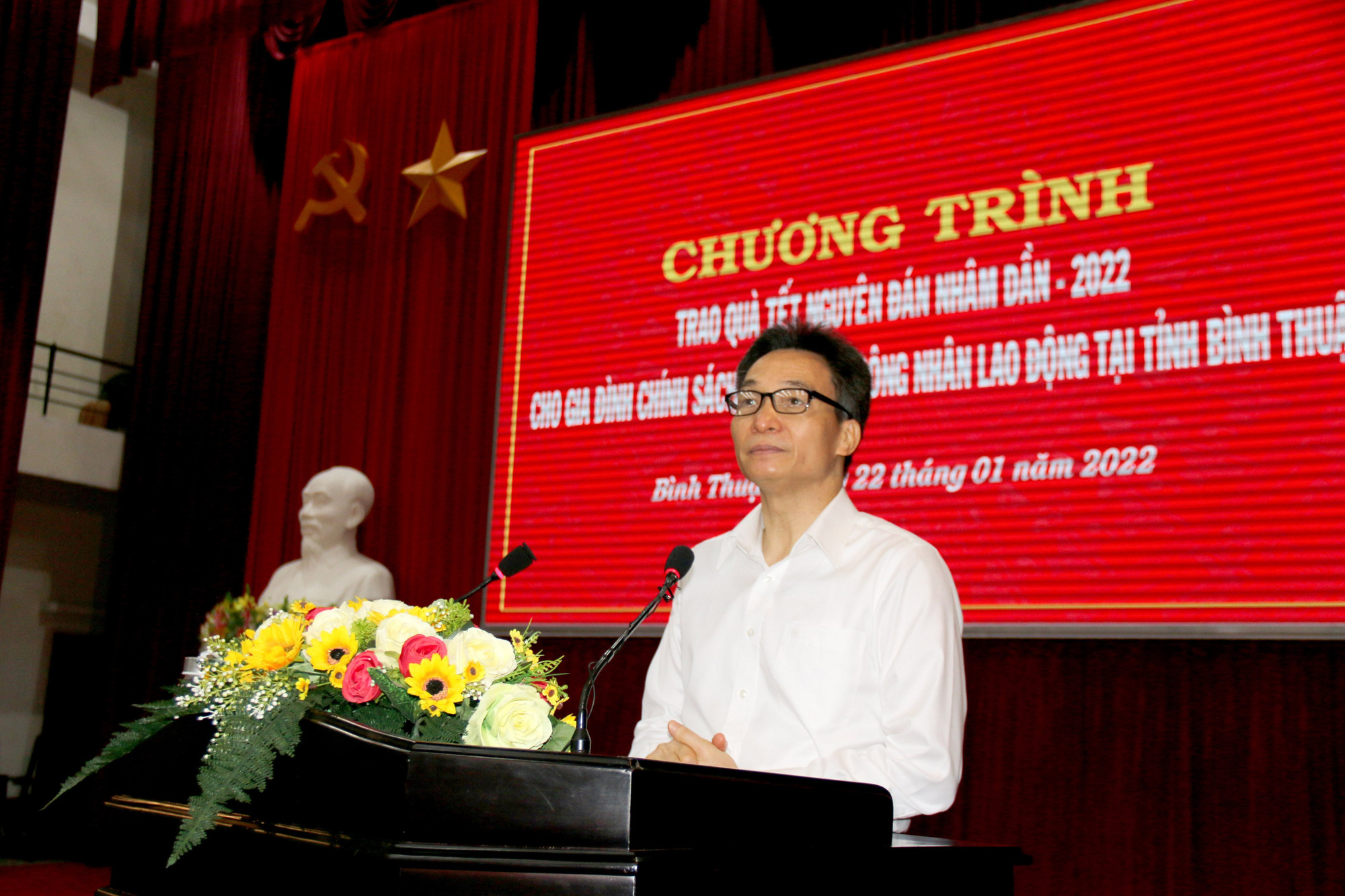 Ph&oacute; Thủ tướng Vũ Đức Đam thăm, tặng qu&agrave; Tết cho gia đ&igrave;nh ch&iacute;nh s&aacute;ch, c&ocirc;ng nh&acirc;n tỉnh B&igrave;nh Thuận - Ảnh 1.