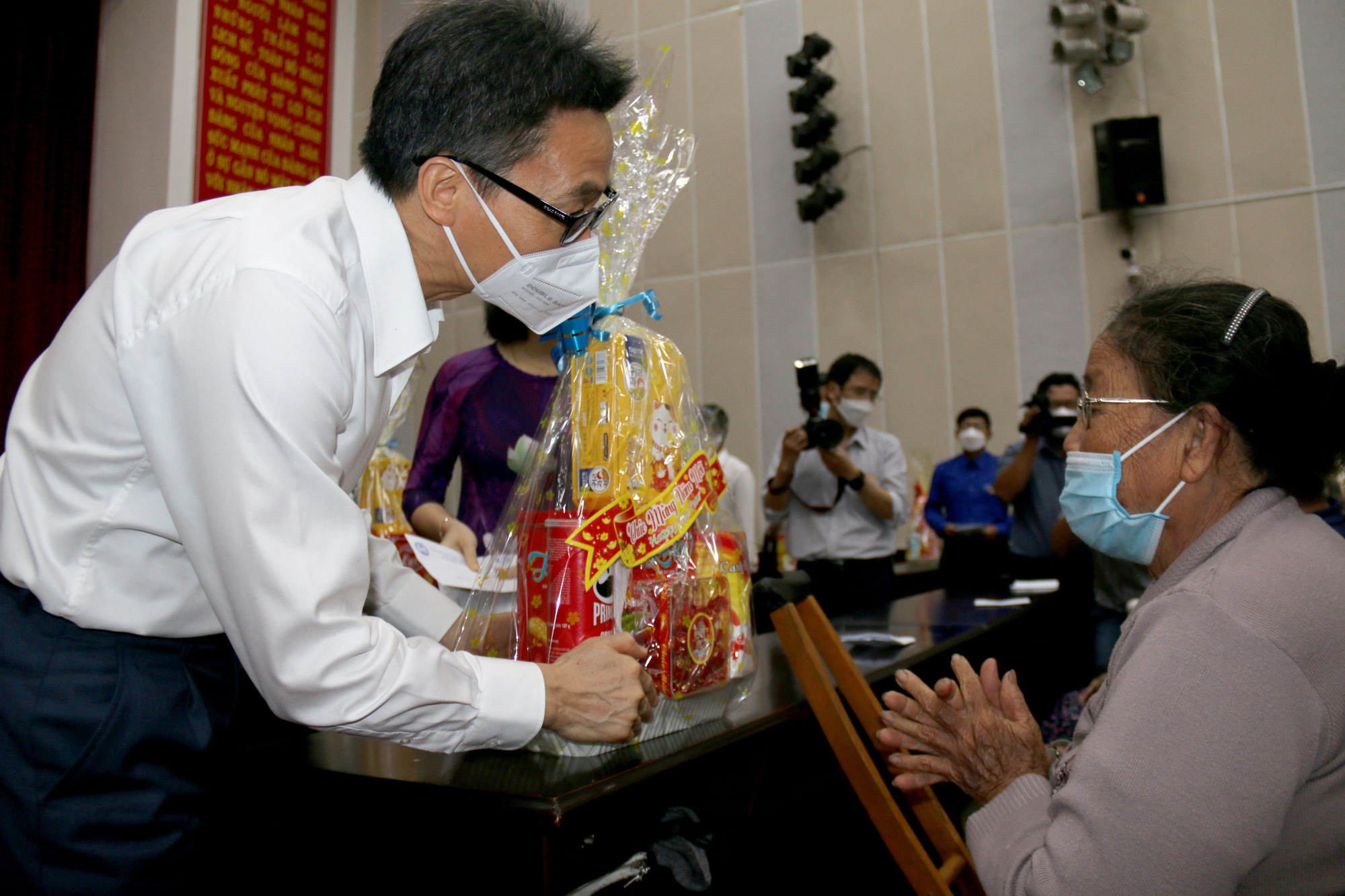Ph&oacute; Thủ tướng Vũ Đức Đam thăm, tặng qu&agrave; Tết cho gia đ&igrave;nh ch&iacute;nh s&aacute;ch, c&ocirc;ng nh&acirc;n tỉnh B&igrave;nh Thuận - Ảnh 3.