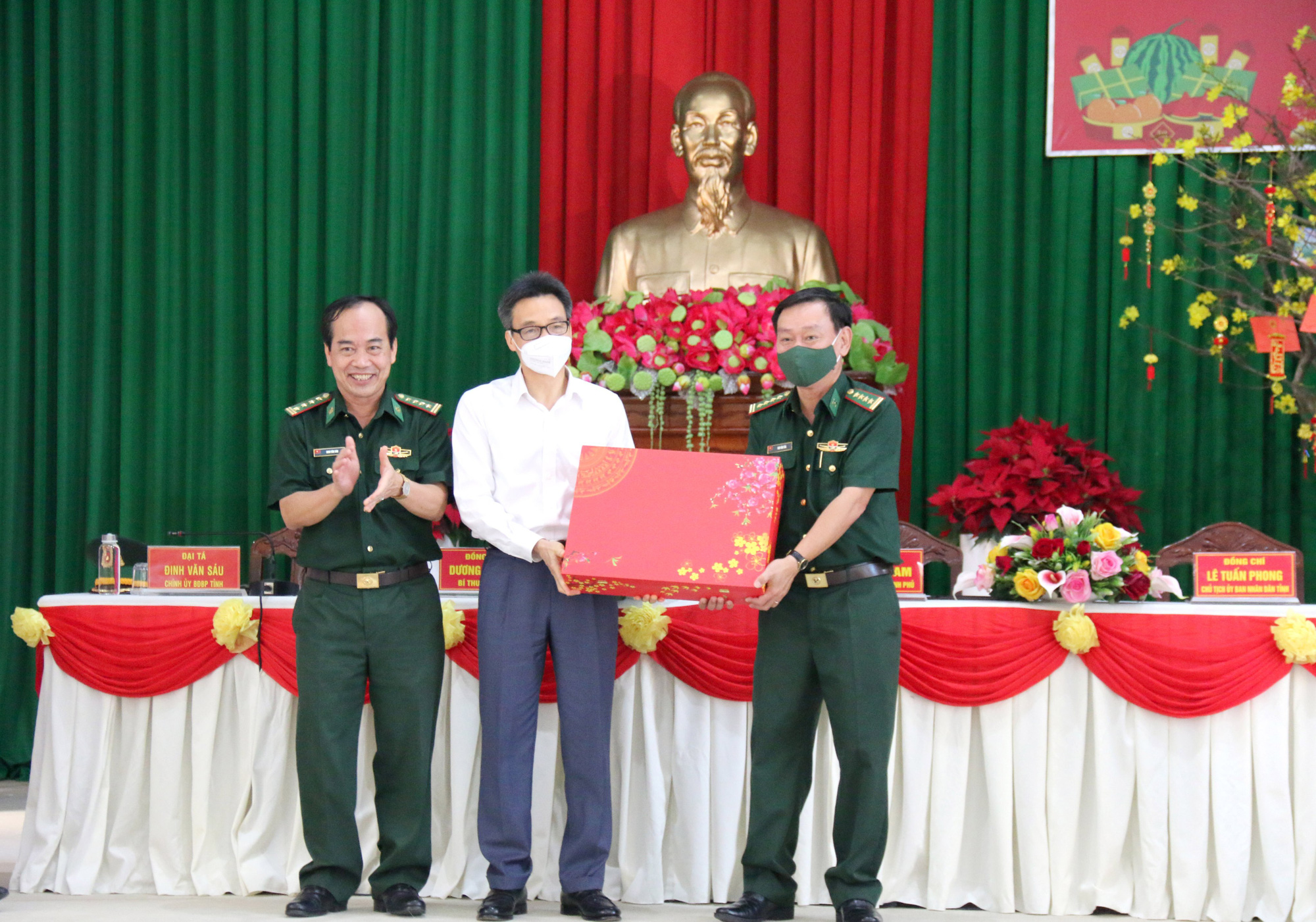 Ph&oacute; Thủ tướng Vũ Đức Đam thăm, tặng qu&agrave; Tết cho gia đ&igrave;nh ch&iacute;nh s&aacute;ch, c&ocirc;ng nh&acirc;n tỉnh B&igrave;nh Thuận - Ảnh 4.