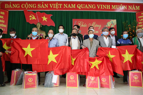 Trao tặng người d&acirc;n bi&ecirc;n giới Việt - L&agrave;o 1.500 l&aacute; cờ Tổ quốc - Ảnh 1.
