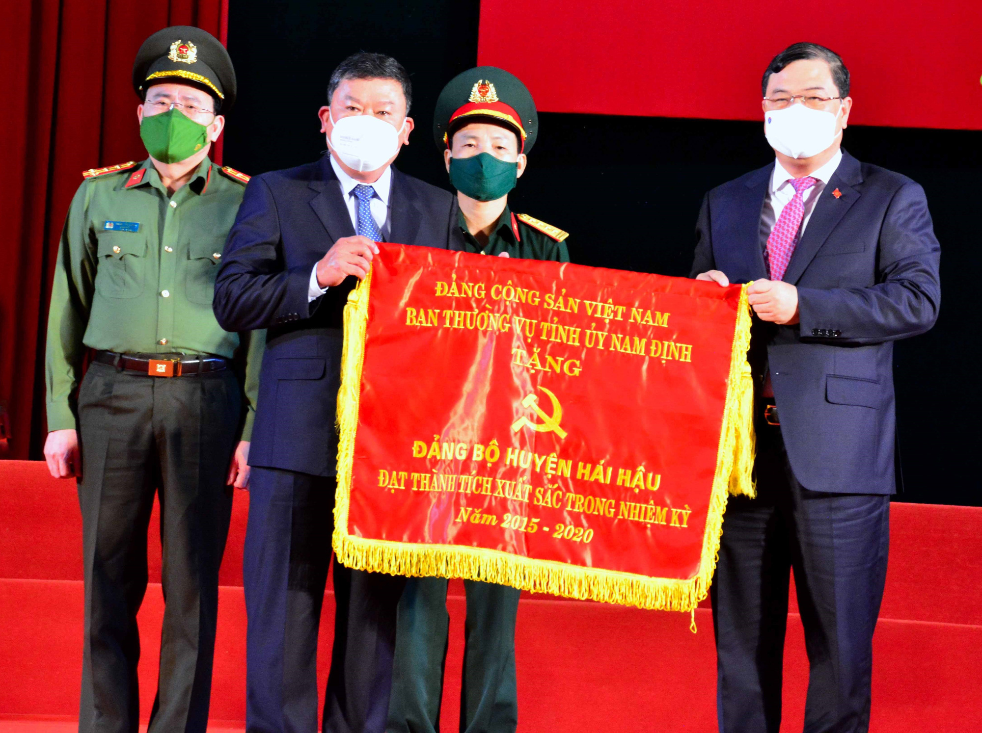 Làm để dân tin