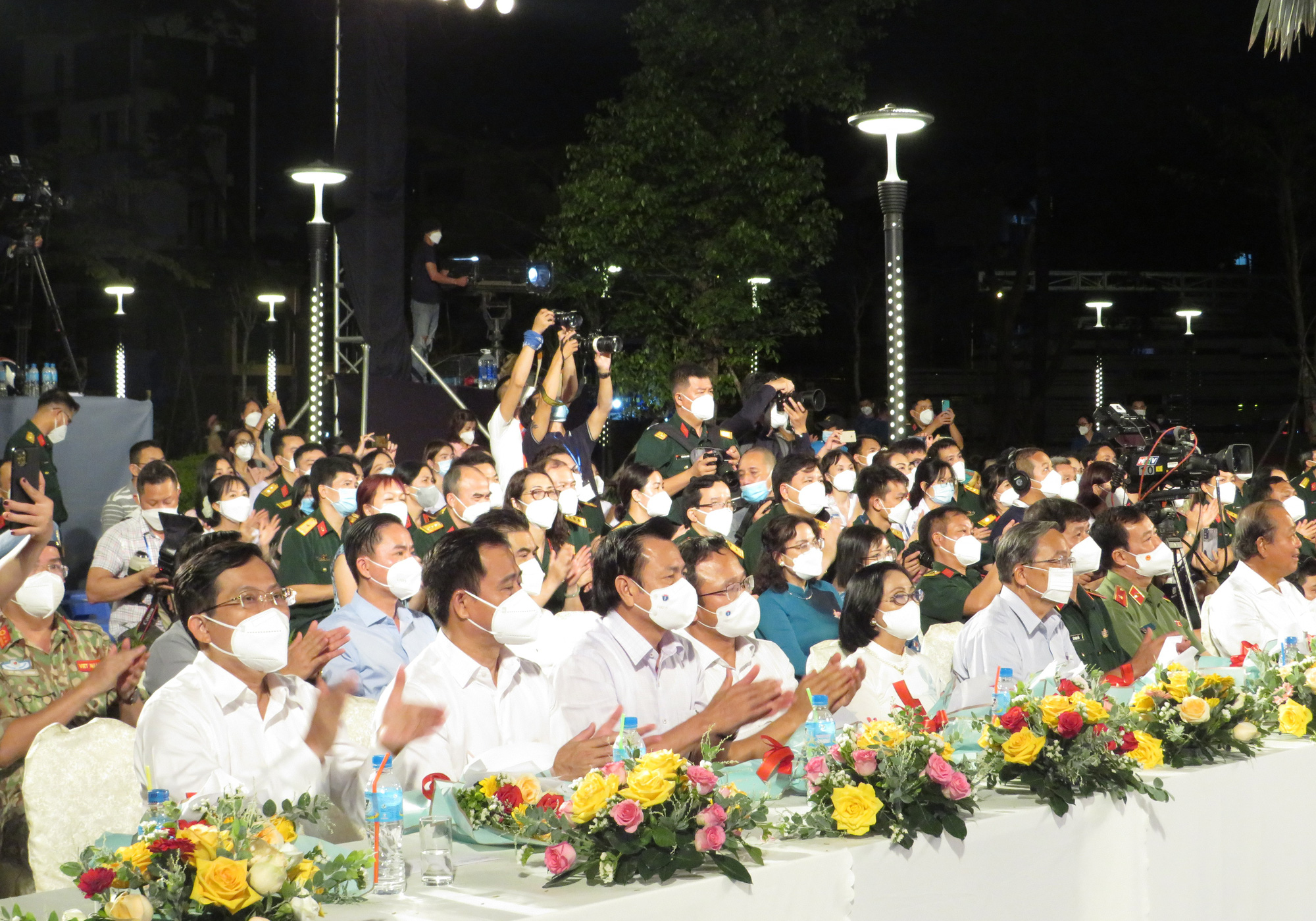 Tỏa ng&aacute;t hương đời: Lời tri &acirc;n đội ngũ tuyến đầu chống dịch Covid-19 - Ảnh 4.