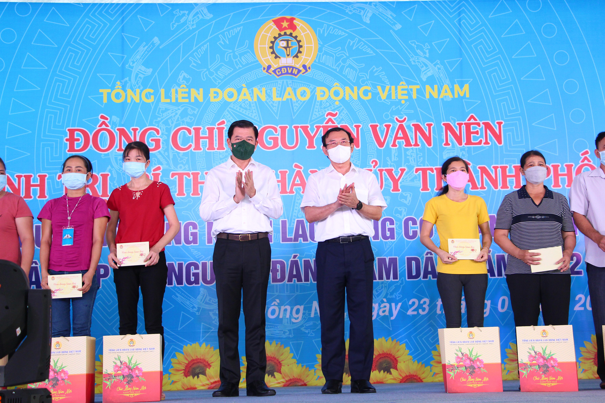 Bí thư Nguyễn Văn Nên tặng quà cho công nhân khó khăn ở Đồng Nai