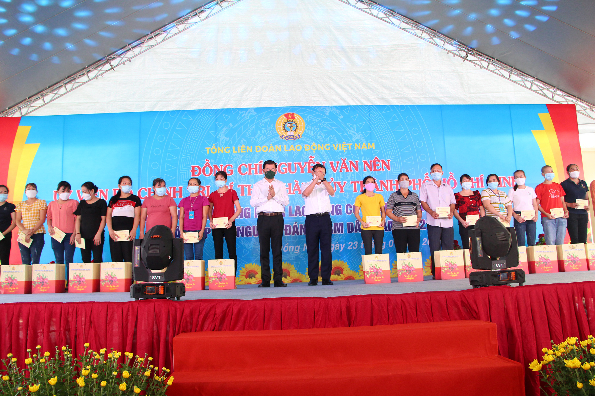 B&iacute; thư  Nguyễn Văn N&ecirc;n tặng qu&agrave; cho c&ocirc;ng nh&acirc;n kh&oacute; khăn ở Đồng Nai - Ảnh 2.