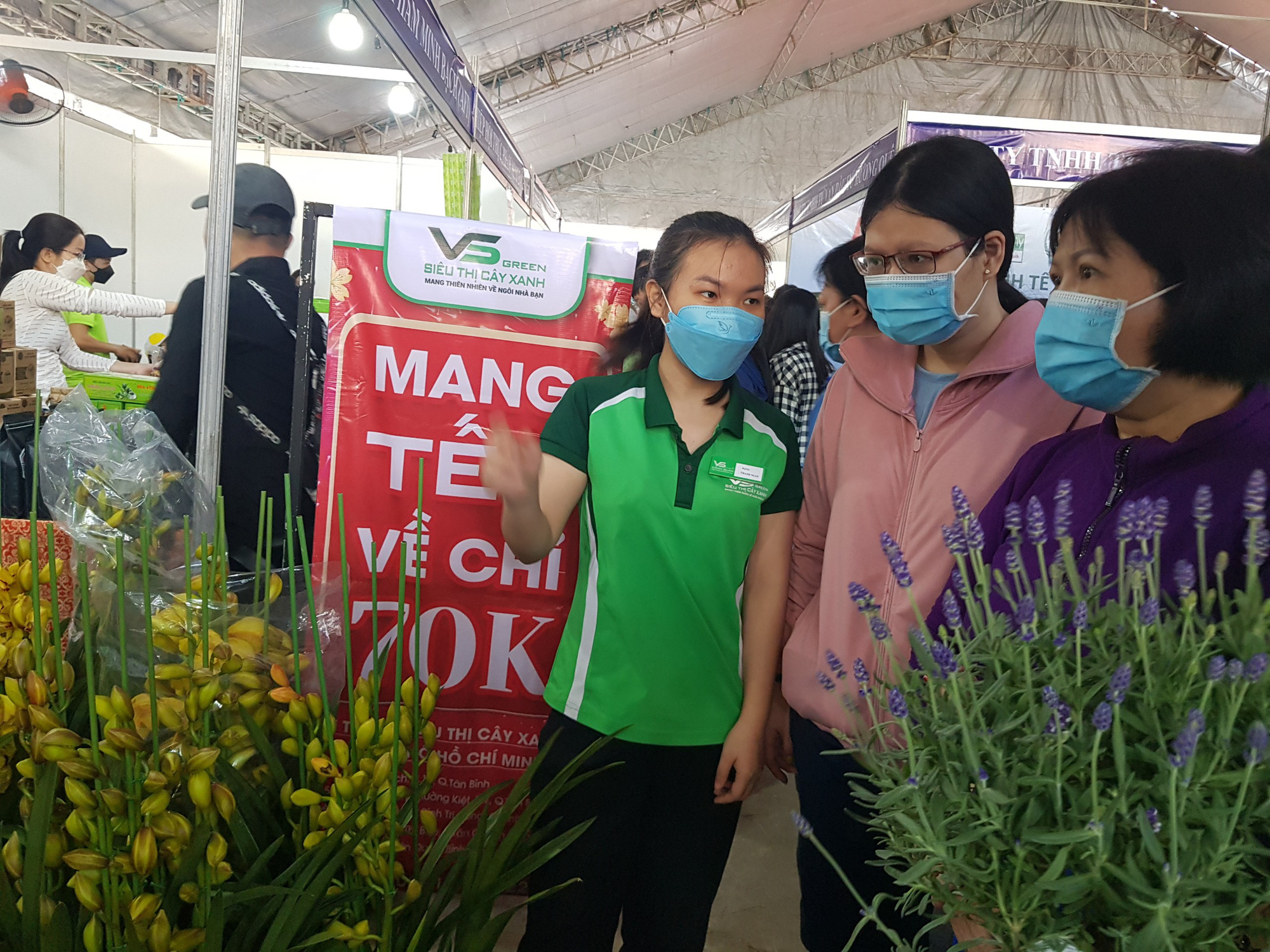 Th&ecirc;m chỗ vui Xu&acirc;n, mua sắm Tết cho người lao động - Ảnh 4.