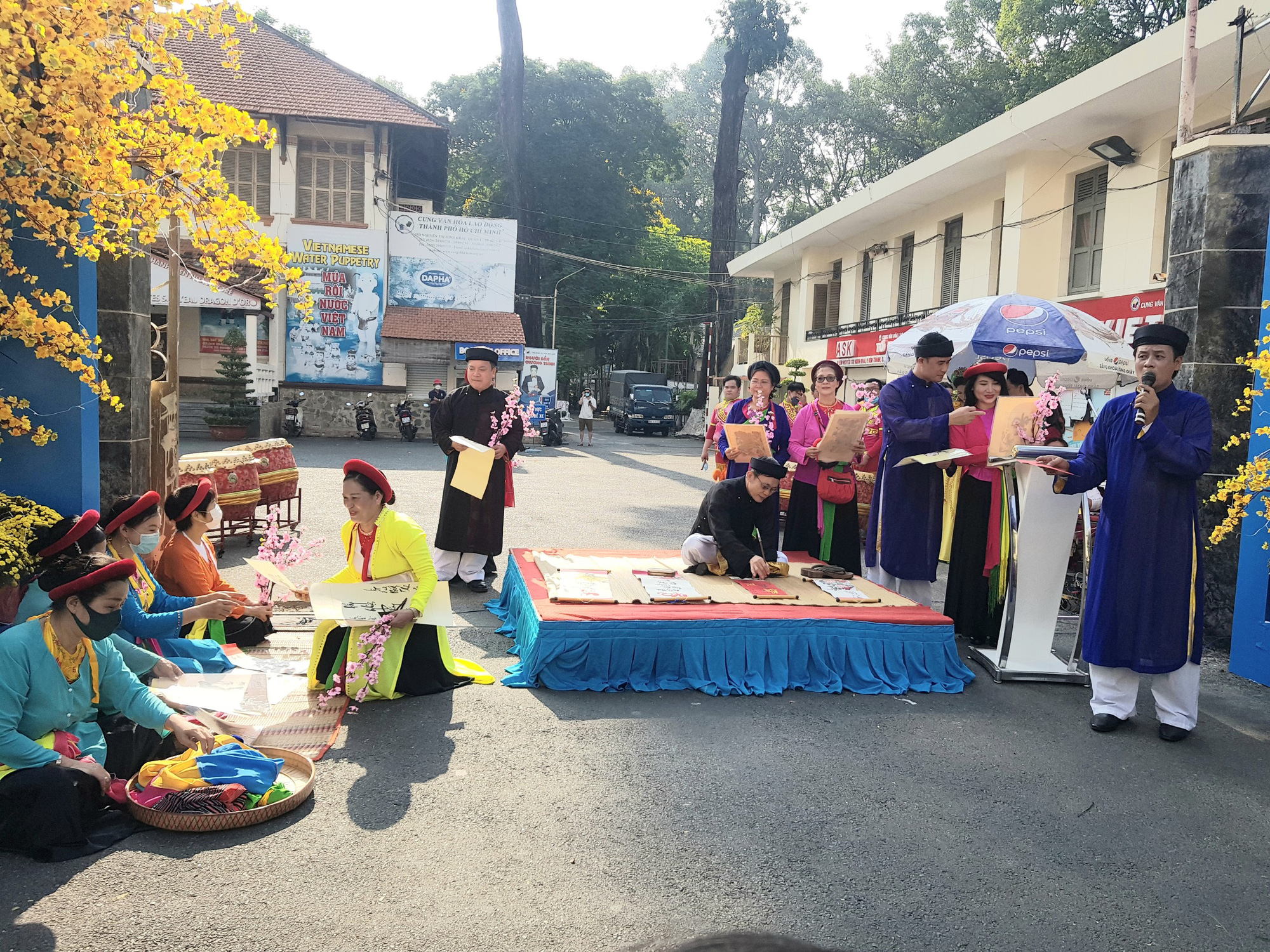 Thêm chỗ vui Xuân, mua sắm Tết cho người lao động