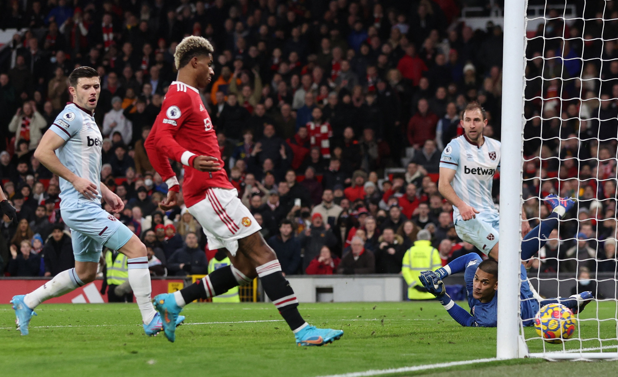 Rashford ghi bàn đầy tranh cãi, Man United trở lại Top 4 Ngoại hạng - Ảnh 4.