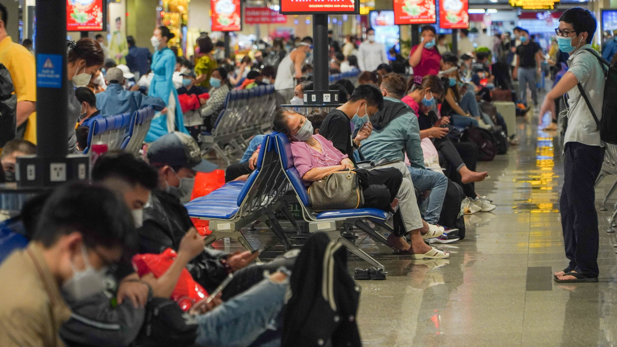 S&acirc;n bay T&acirc;n Sơn Nhất k&iacute;n người về qu&ecirc; ăn Tết - Ảnh 12.