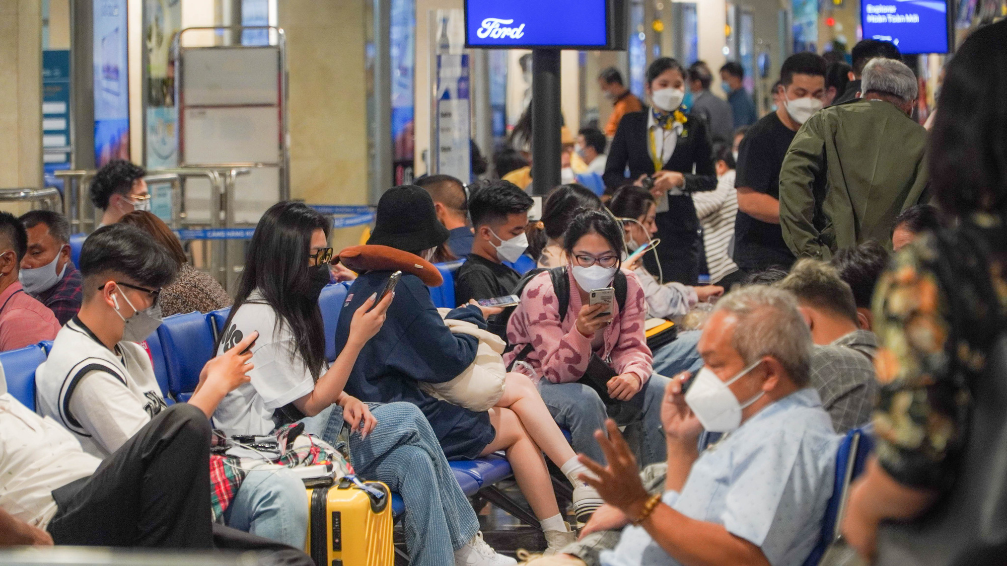S&acirc;n bay T&acirc;n Sơn Nhất k&iacute;n người về qu&ecirc; ăn Tết - Ảnh 15.