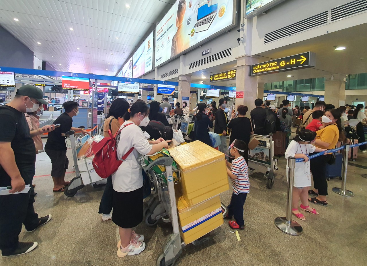 Sân bay Tân Sơn Nhất kín người về quê ăn Tết
