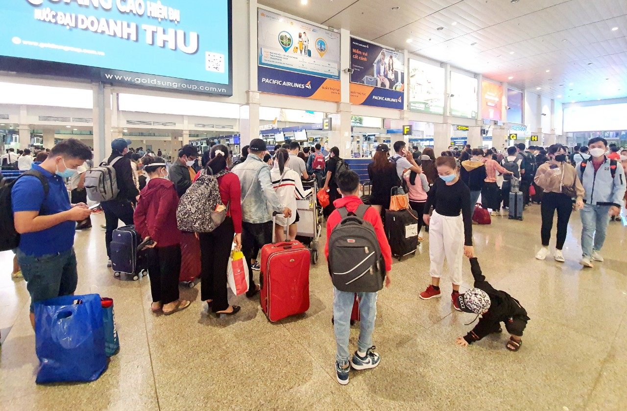 S&acirc;n bay T&acirc;n Sơn Nhất k&iacute;n người về qu&ecirc; ăn Tết - Ảnh 8.