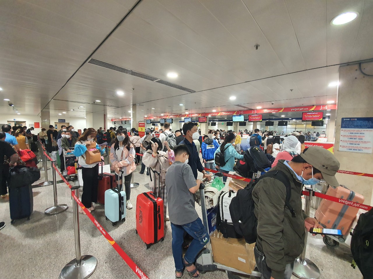 S&acirc;n bay T&acirc;n Sơn Nhất k&iacute;n người về qu&ecirc; ăn Tết - Ảnh 3.