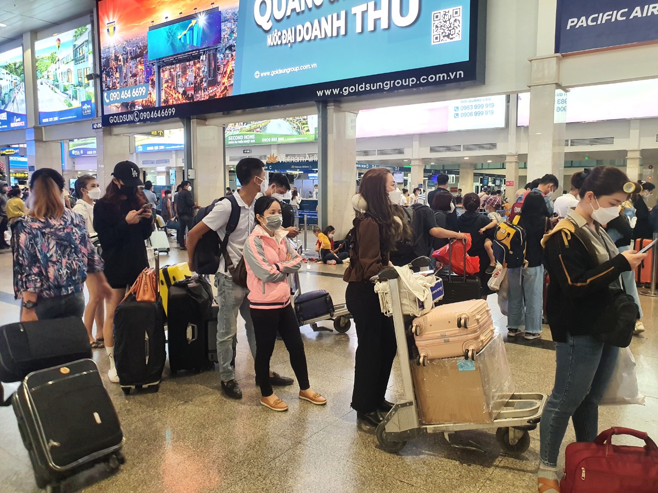 S&acirc;n bay T&acirc;n Sơn Nhất k&iacute;n người về qu&ecirc; ăn Tết - Ảnh 4.
