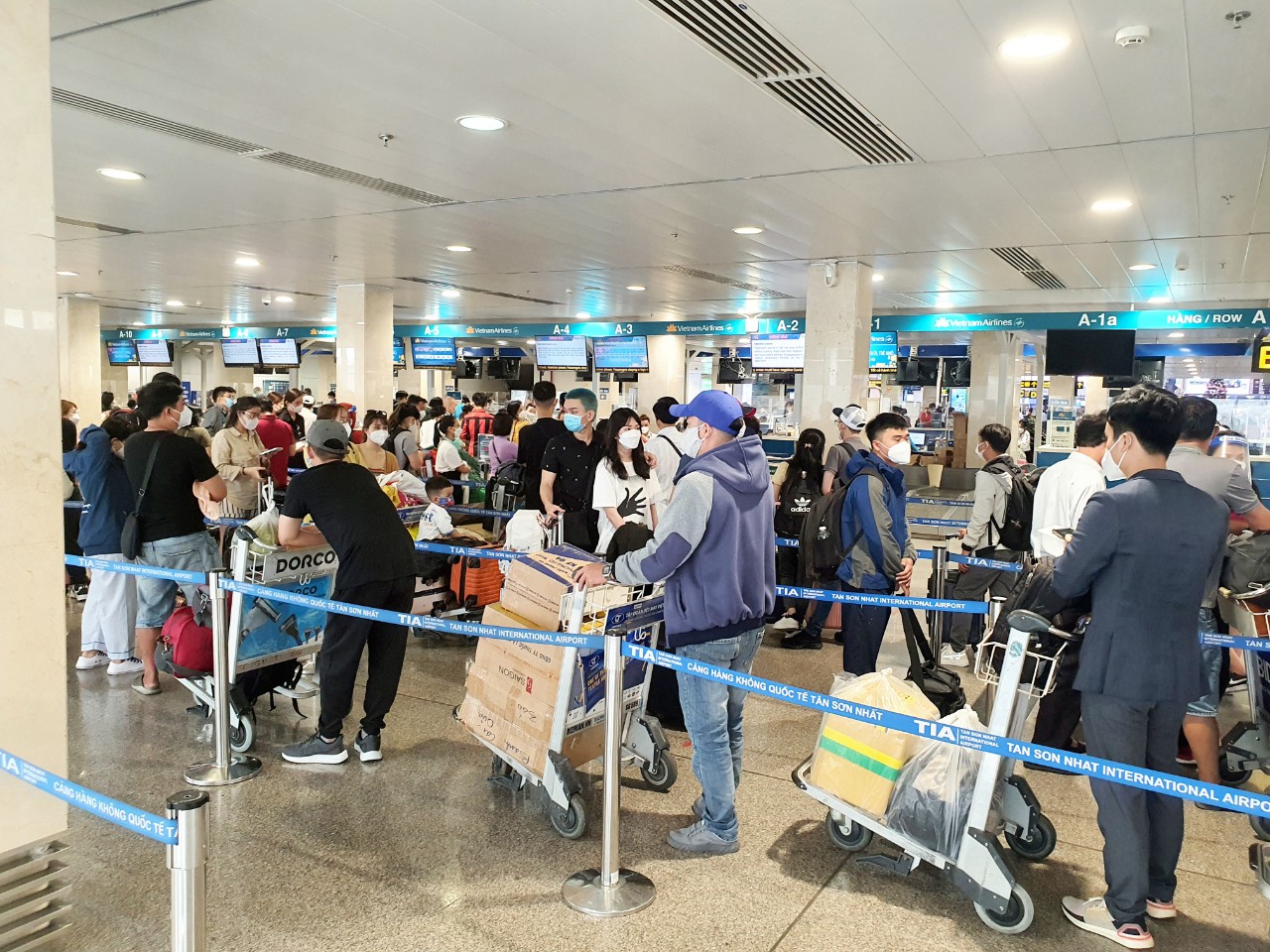 S&acirc;n bay T&acirc;n Sơn Nhất k&iacute;n người về qu&ecirc; ăn Tết - Ảnh 7.