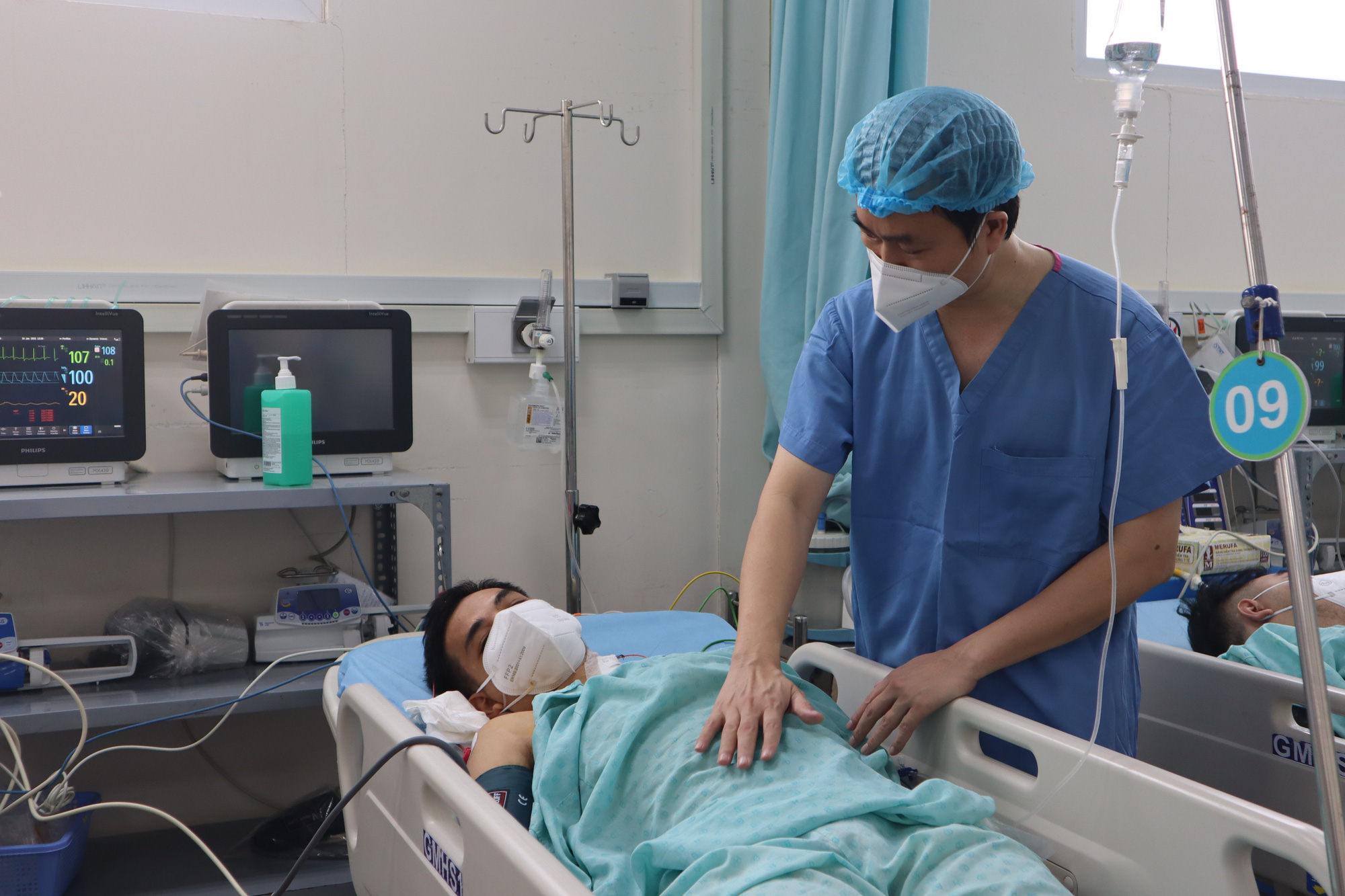 Nắp chai kim loại cắm v&agrave;o thực quản thanh ni&ecirc;n hơn 2 th&aacute;ng - Ảnh 3.