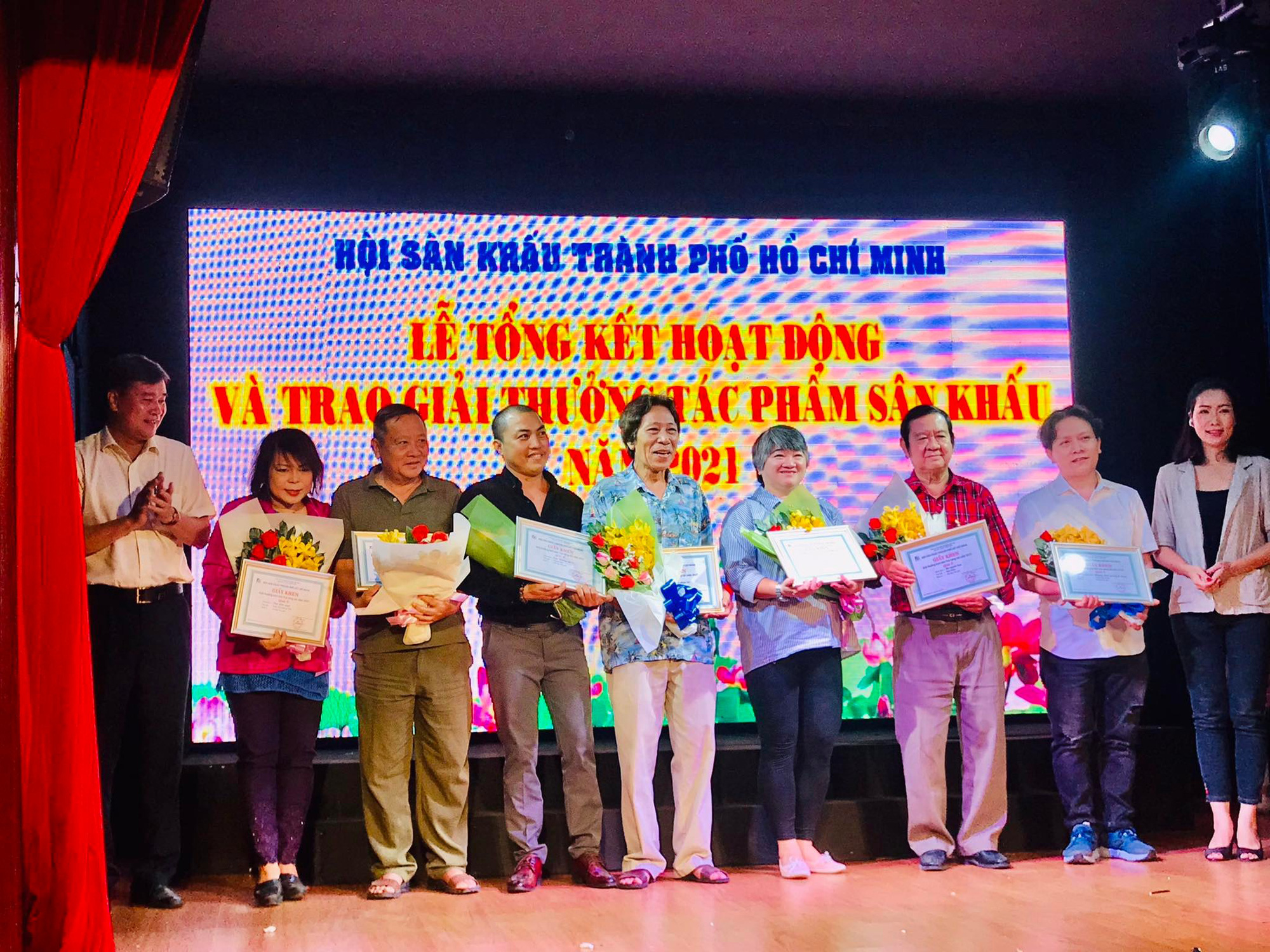 Nghệ sĩ tề tựu dự trao giải thưởng T&aacute;c phẩm S&acirc;n khấu 2021 - Ảnh 2.