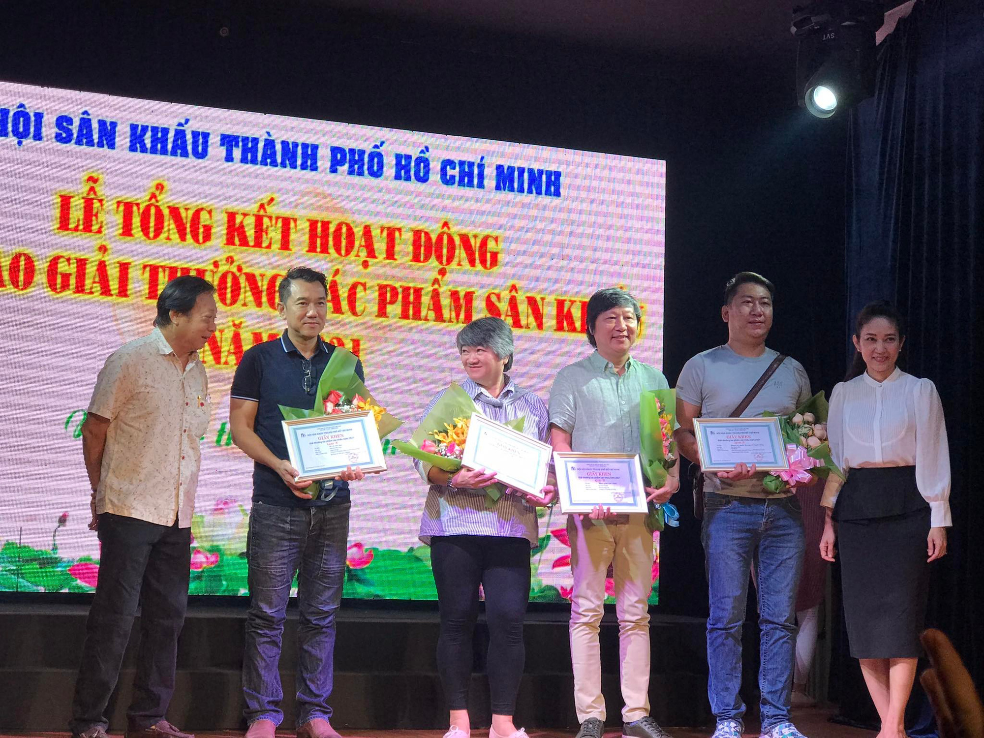 Nghệ sĩ tề tựu dự trao giải thưởng T&aacute;c phẩm S&acirc;n khấu 2021 - Ảnh 3.