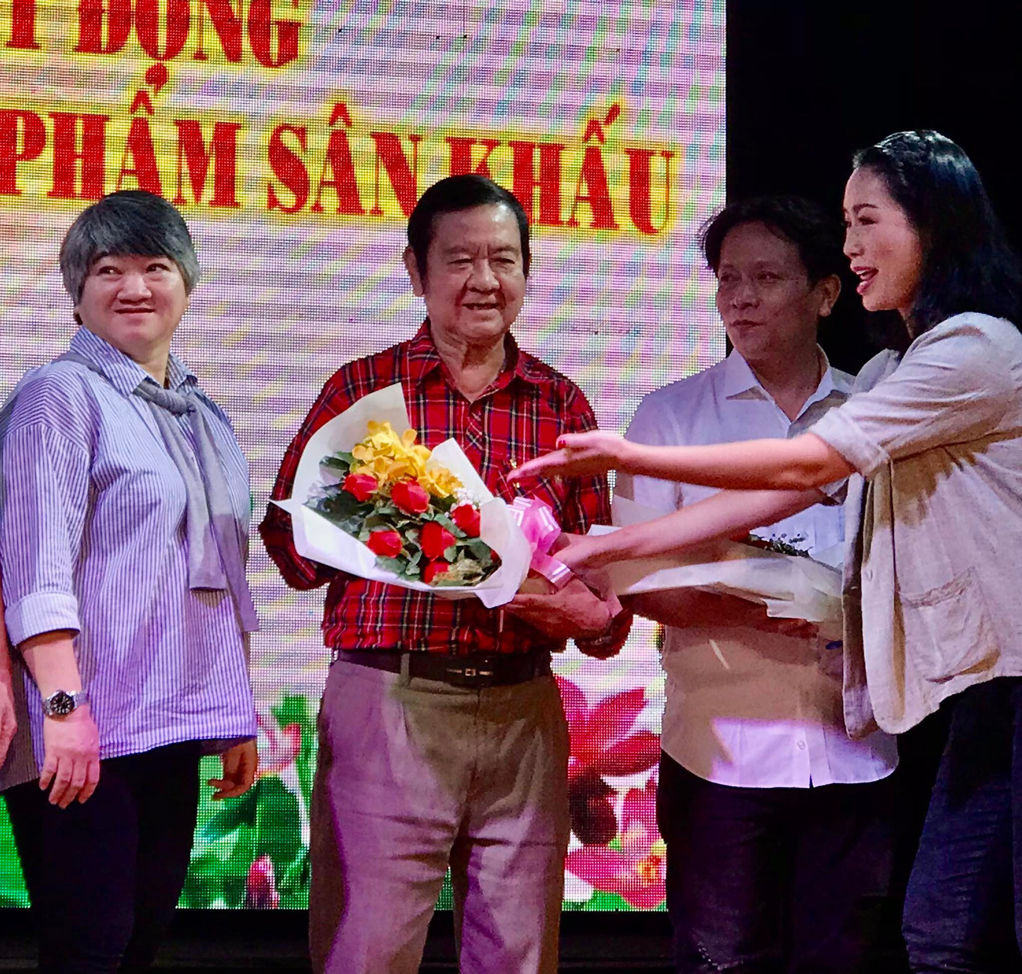 Nghệ sĩ tề tựu dự trao giải thưởng T&aacute;c phẩm S&acirc;n khấu 2021 - Ảnh 1.